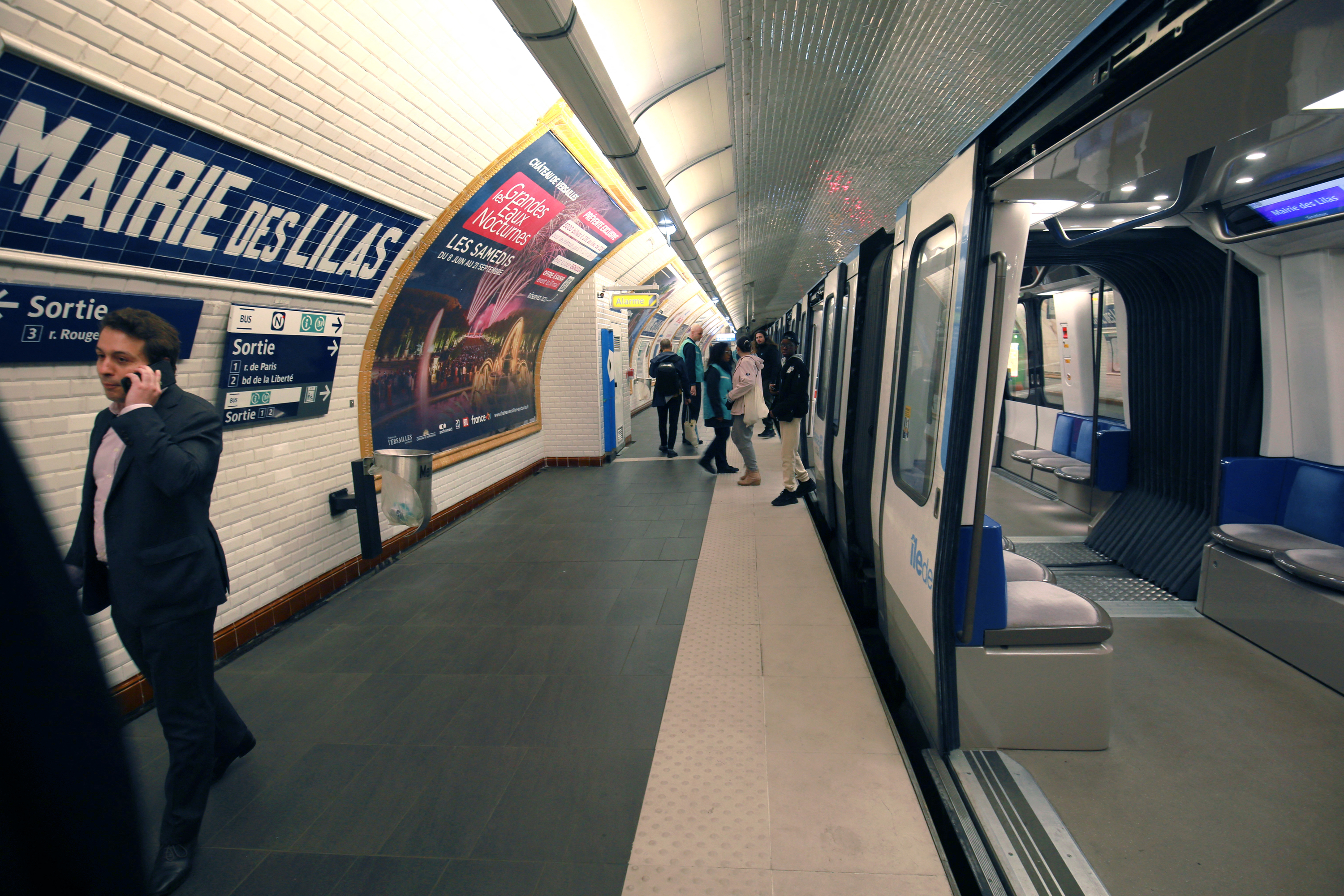 La RATP inflige une amende de 150 euros à un voyageur pour avoir transporté sa télévision dans le métro à Paris