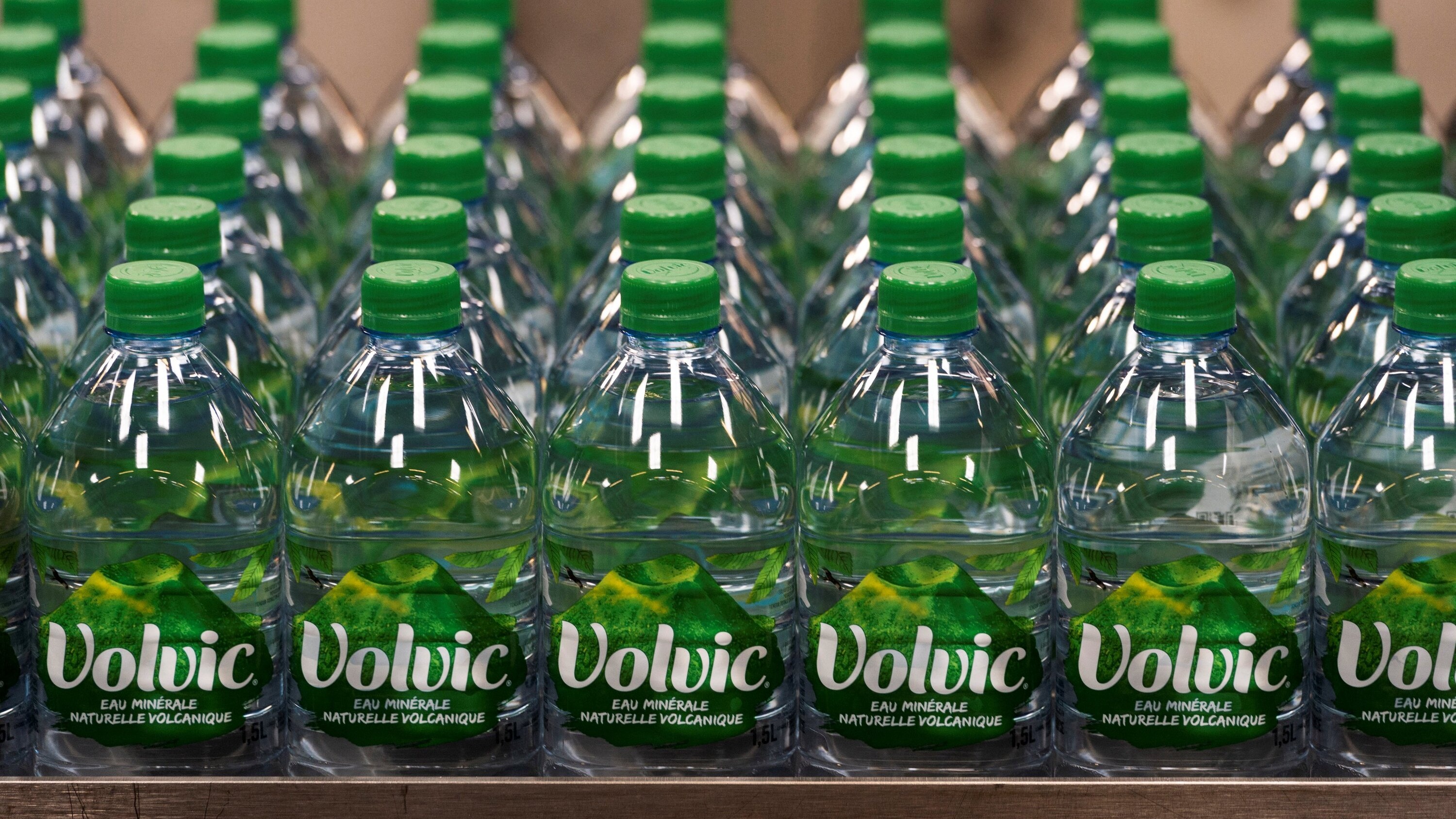Volvic jugée coupable de «pratiques commerciales trompeuses» avec ses bouteilles d’eau