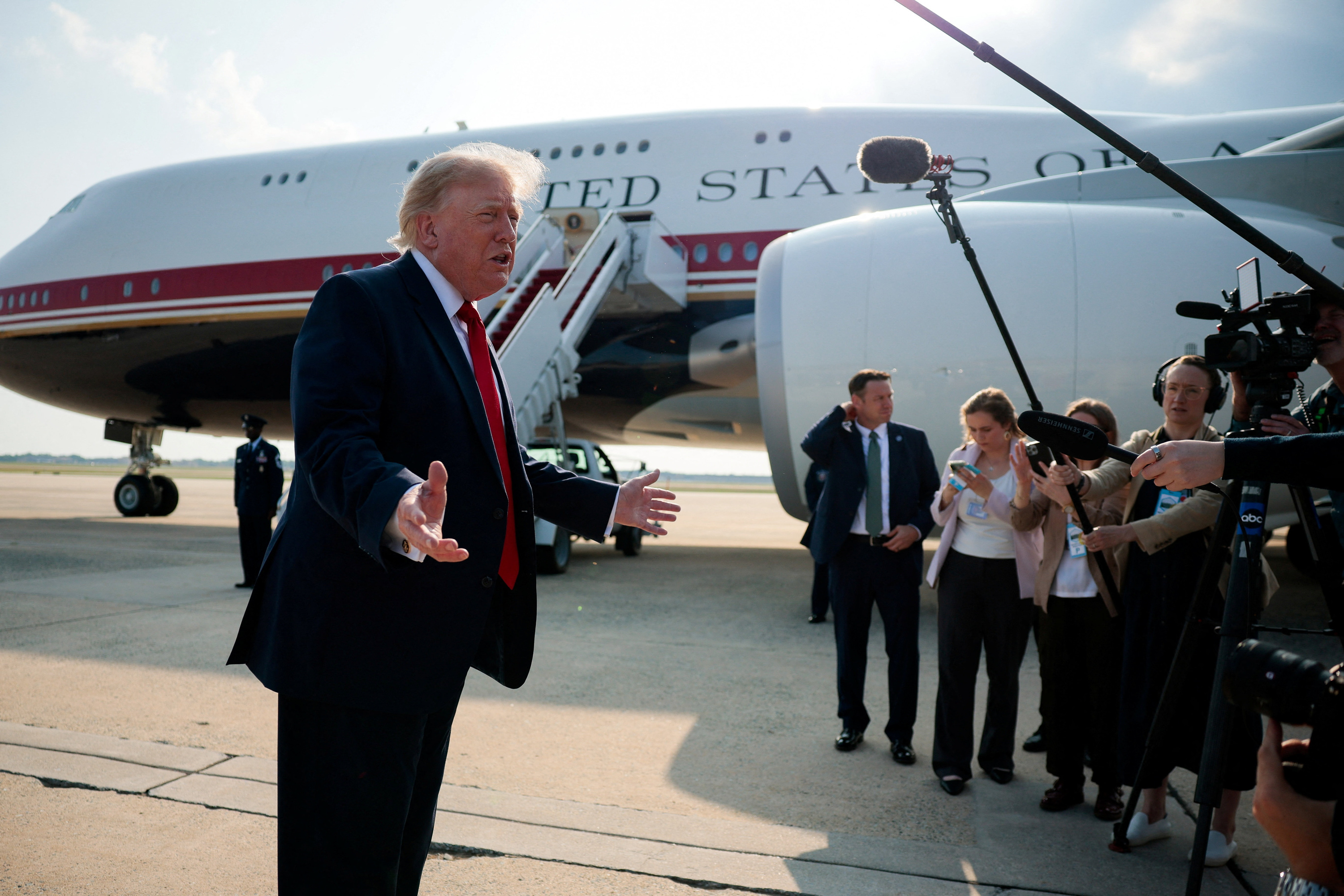 «Tout le monde fait du profit» : Donald Trump défend son milliard de dollars de gains dans les cryptomonnaies