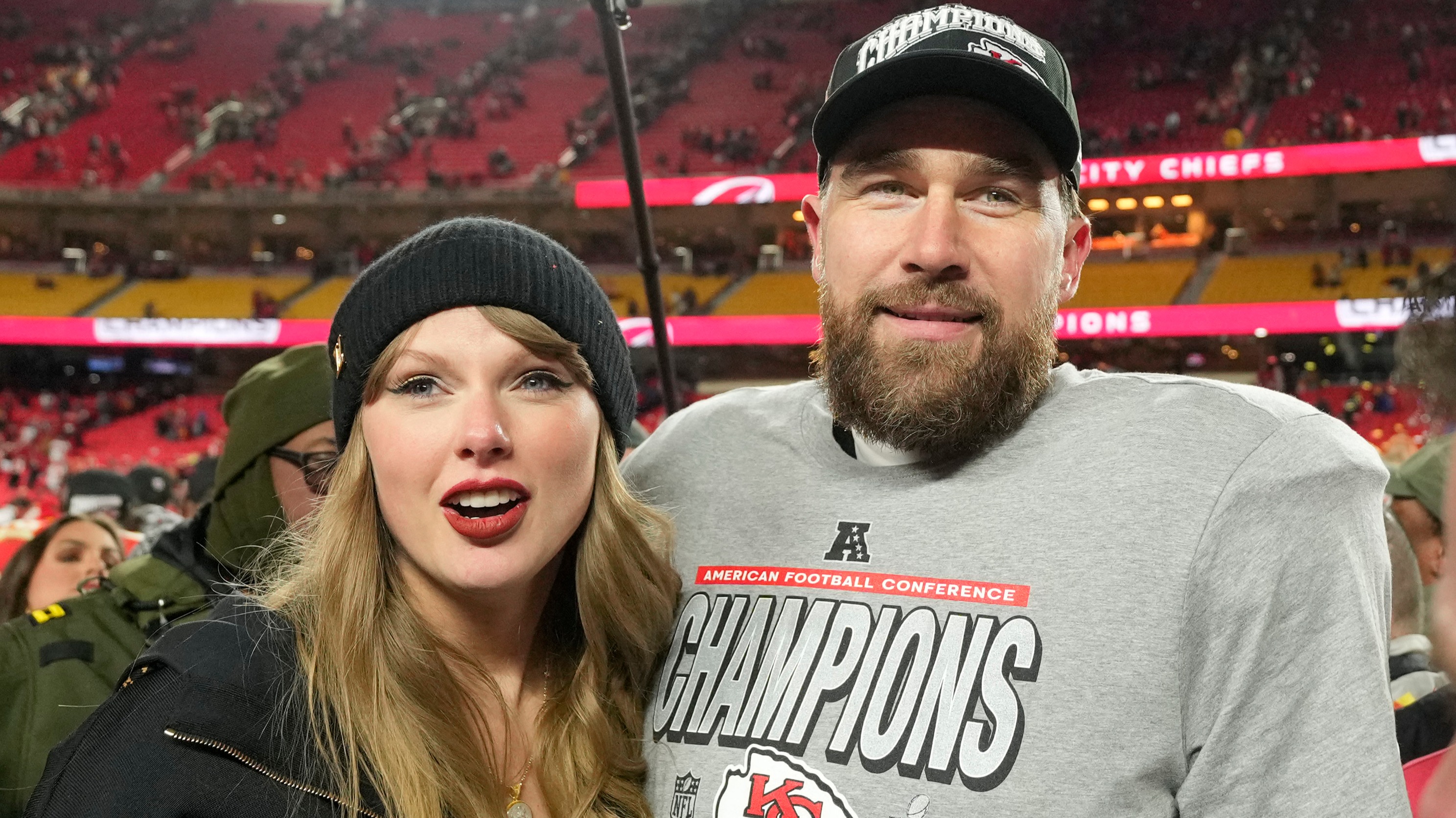 Que contenaient les mystérieuses boîtes noires offertes aux invités lors du mariage de Taylor Swift et Travis Kelce ?