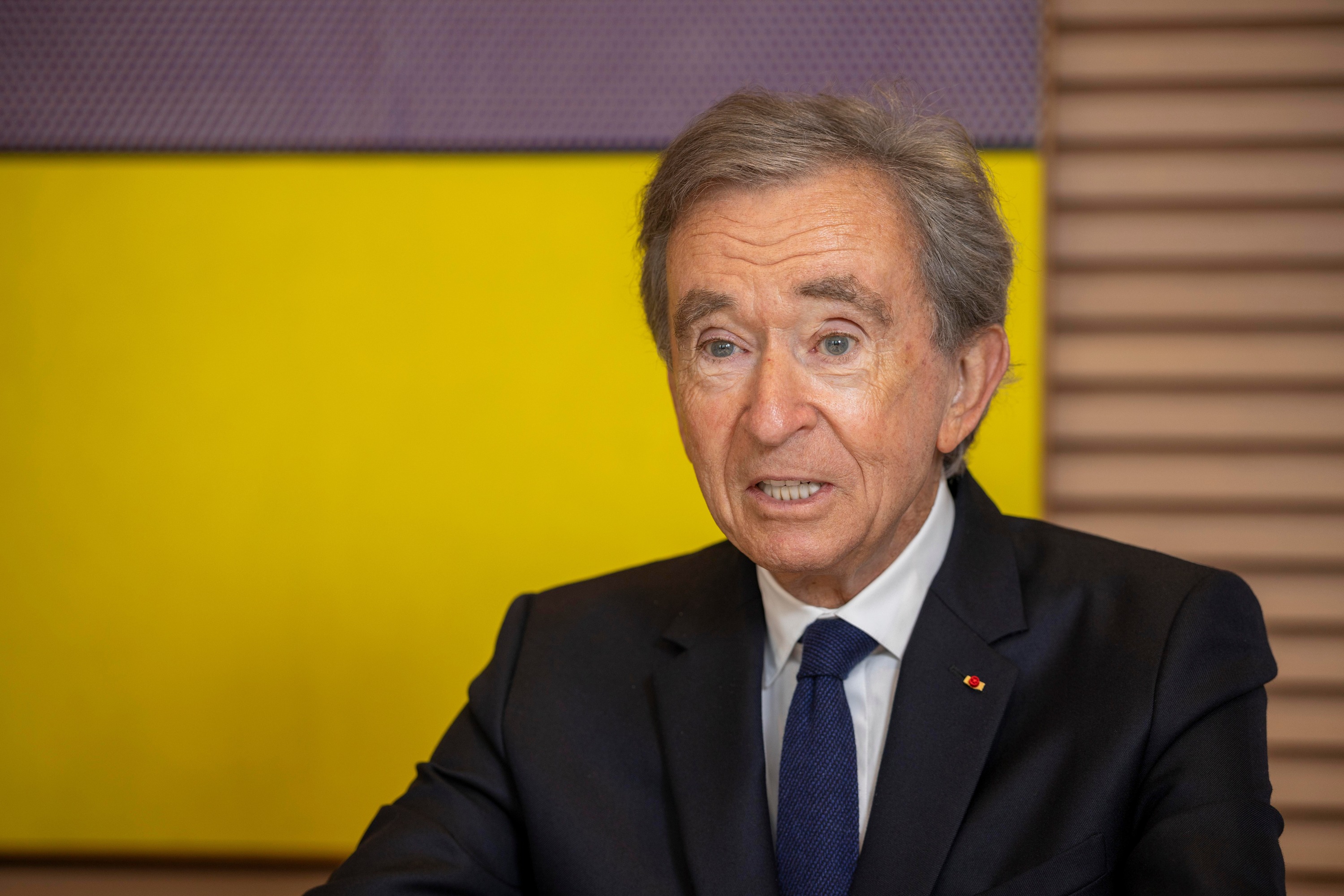 «Je n’aurais pas les qualités pour le faire» : invité du média Legend, Bernard Arnault écarte toute ambition politique