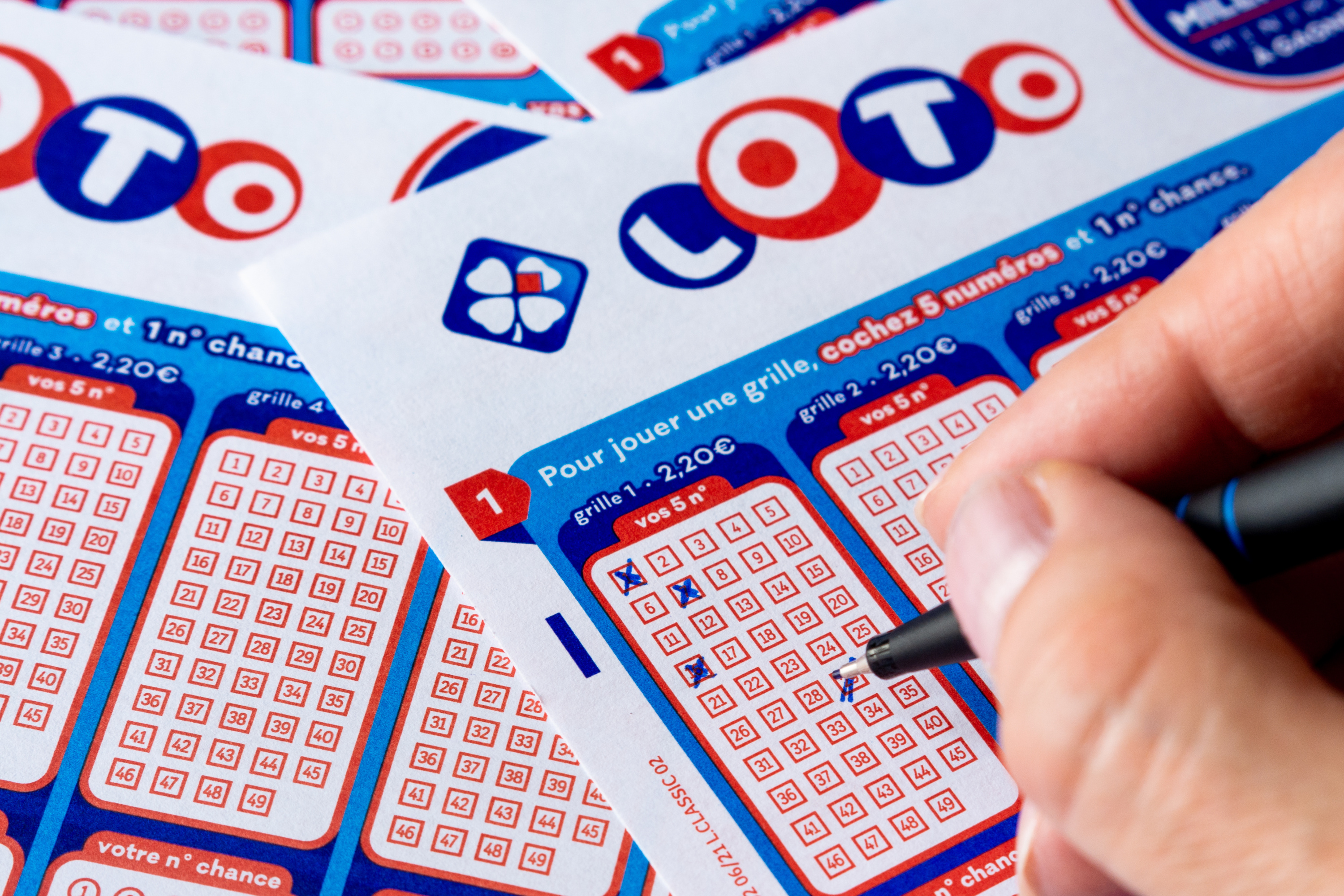 Une mère de famille britannique assure avoir jeté par erreur un ticket de loto affichant un jackpot de 12 millions de livres