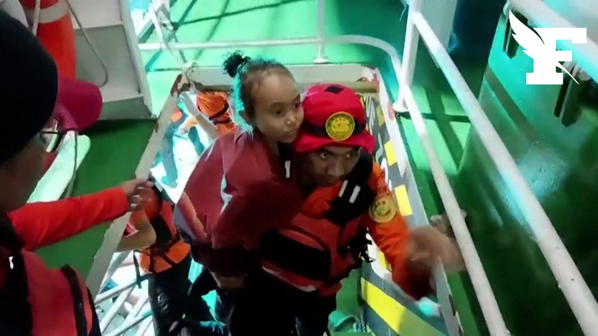 Trois jours après le naufrage d’un bateau, sept personnes miraculeusement retrouvées vivantes en Indonésie