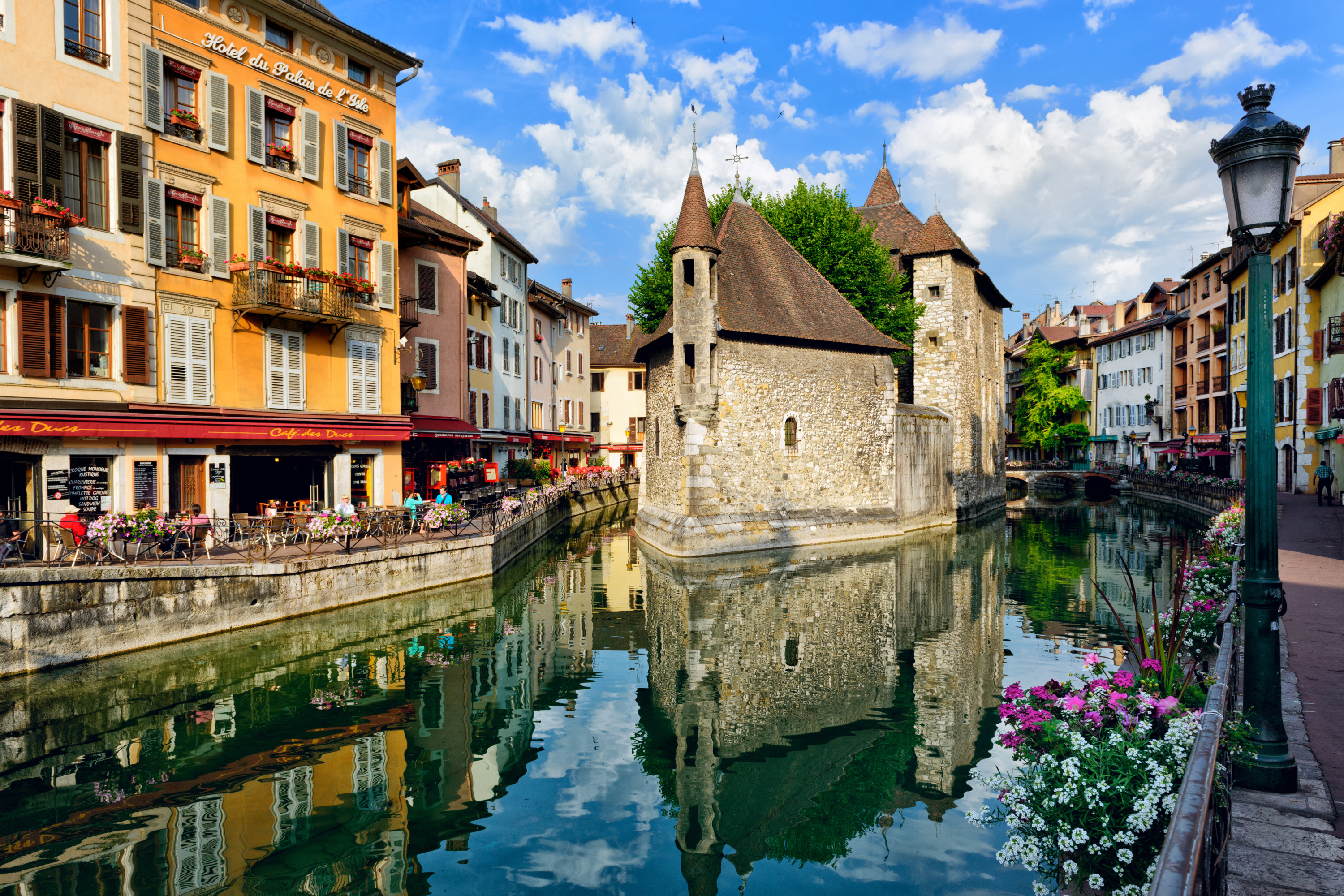 Annecy : la mairie aurait tenté d’étouffer une affaire de viol en achetant des centaines de numéros d’un hebdo, accuse RSF