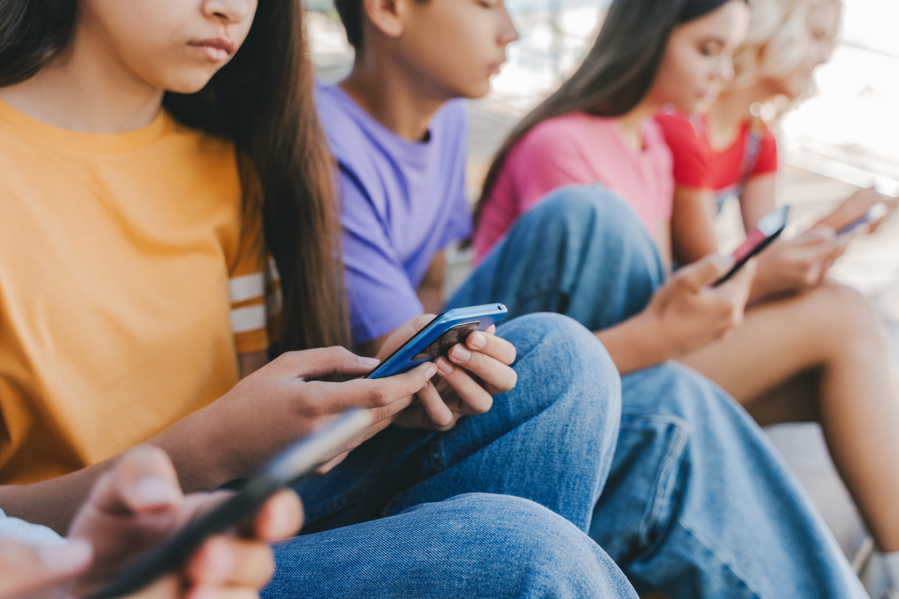 Le Parlement valide définitivement l’interdiction des réseaux sociaux aux moins de 15 ans, une première en Europe