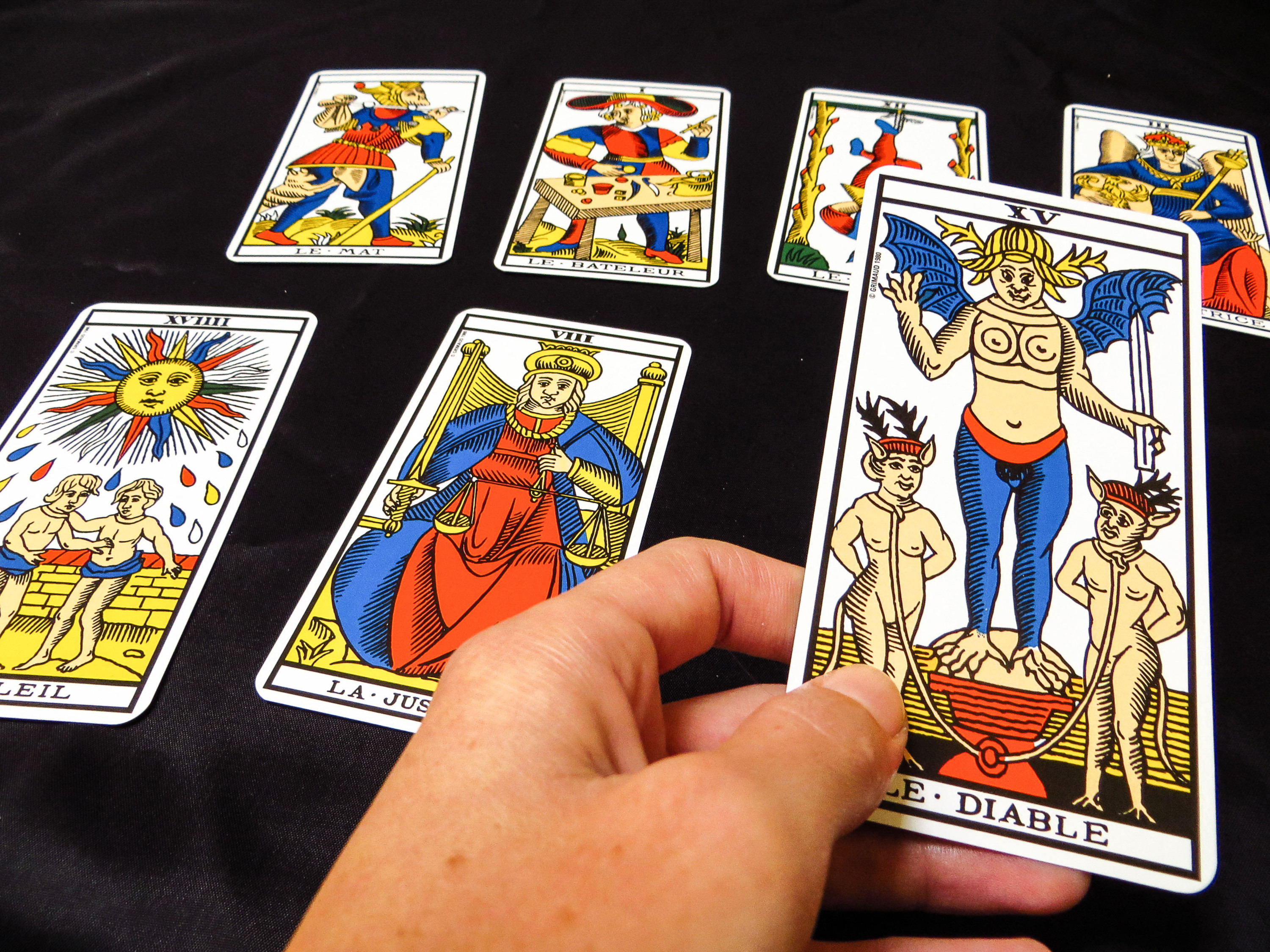 « À 11 ans, j’ai commencé à tirer le tarot » : notre rencontre avec Tohu, médium parisien