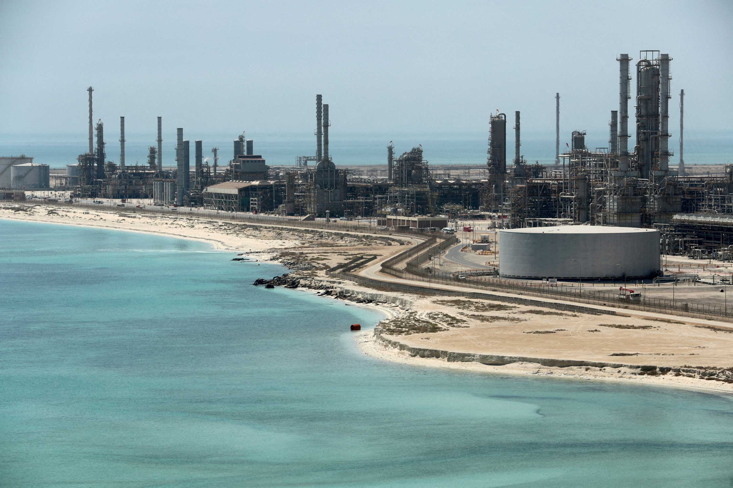 Guerre au Moyen-Orient : les cours du pétrole accélèrent leur hausse, le baril de Brent bondit de 8%