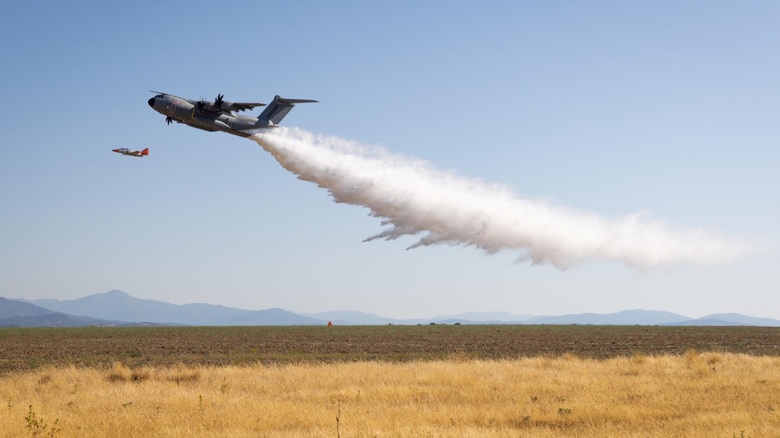 20.000 litres largués en quelques secondes : comment l’avion militaire A400M, déployé en Gironde, a été transformé pour lutter contre les incendies