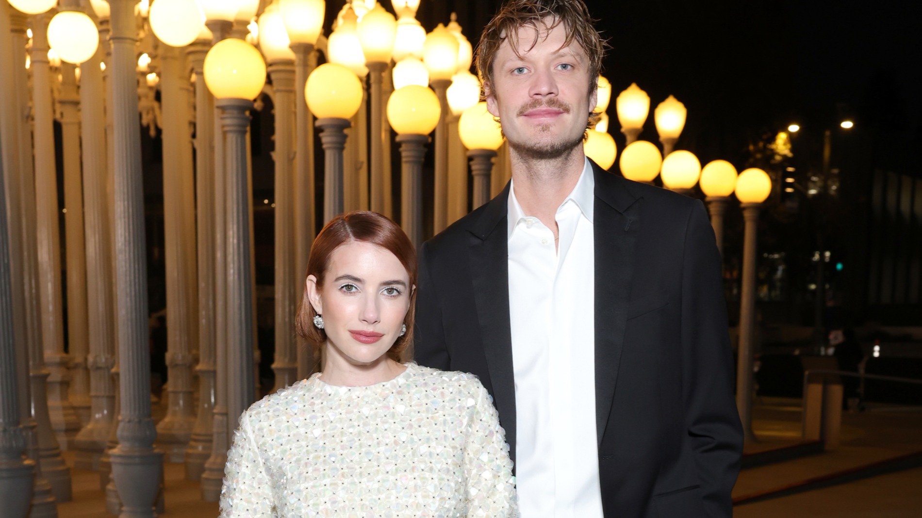 «Je voulais ressembler à un fantôme» : les secrets derrière la robe de mariée d’Emma Roberts