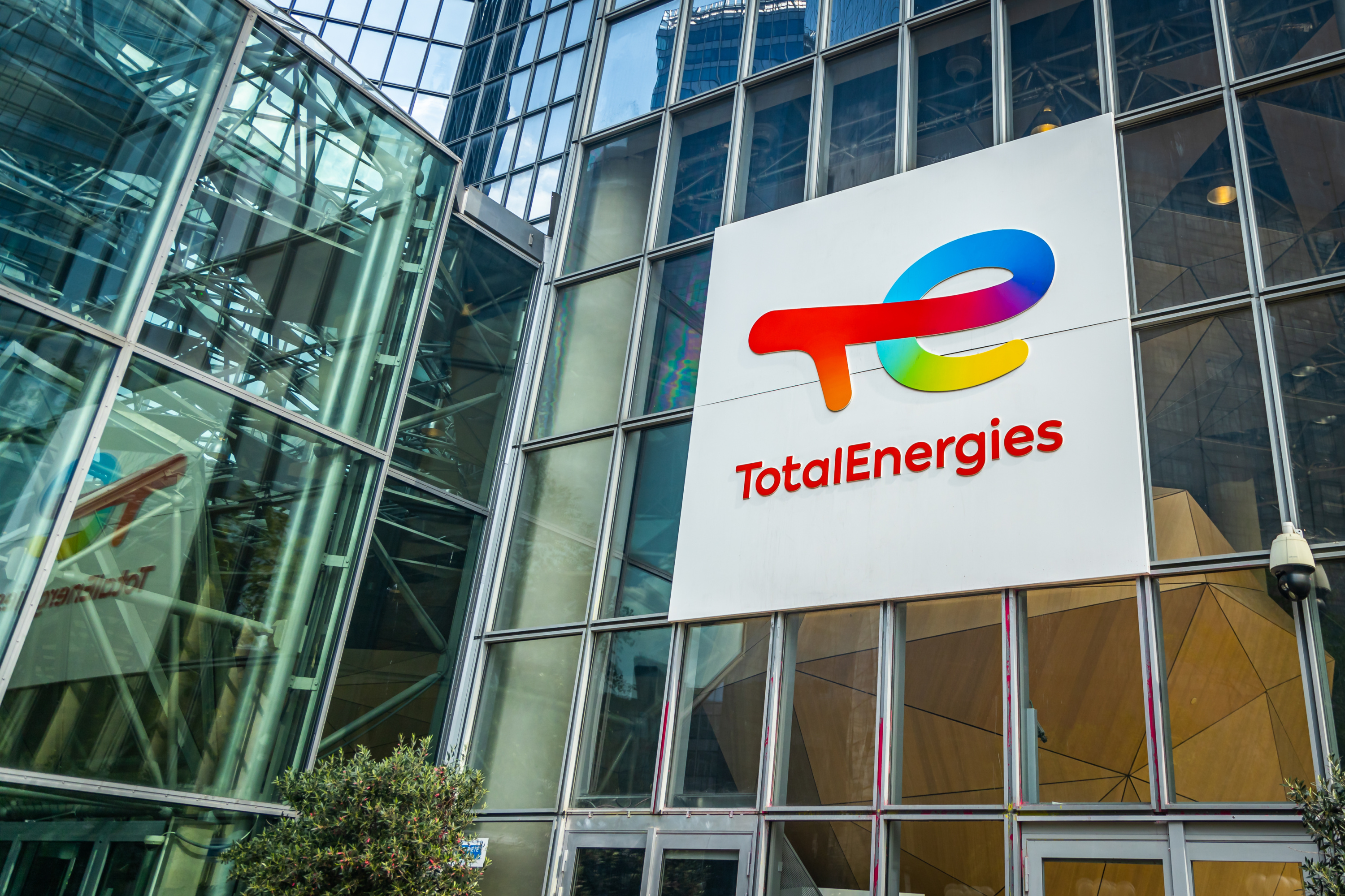 Renouvelables terrestres : TotalEnergies acquiert les activités de Shell en Europe et cède 50% d'un portefeuille d'actifs à KKR