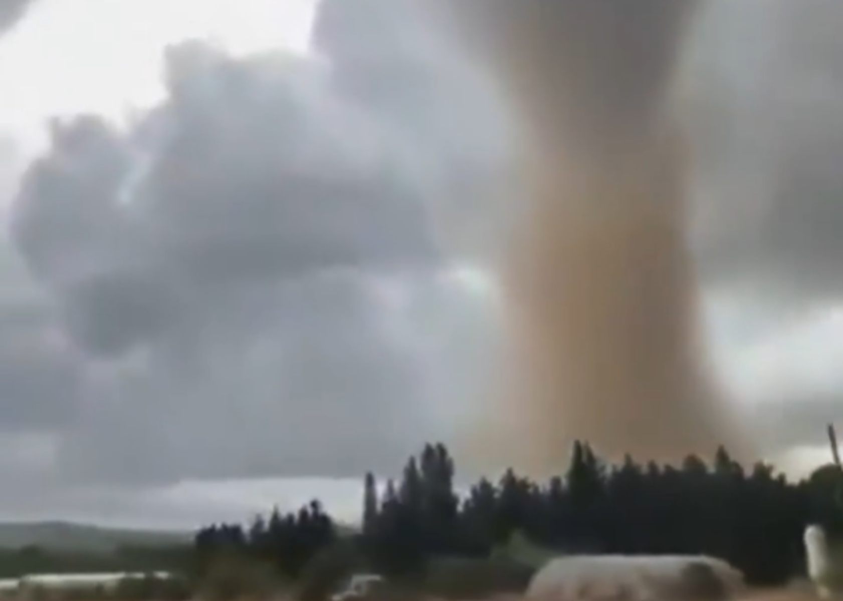 Aude : une impressionnante tornade ravage un village près de Carcassonne, au moins 41 blessés et 2 800 foyers privés d’électricité