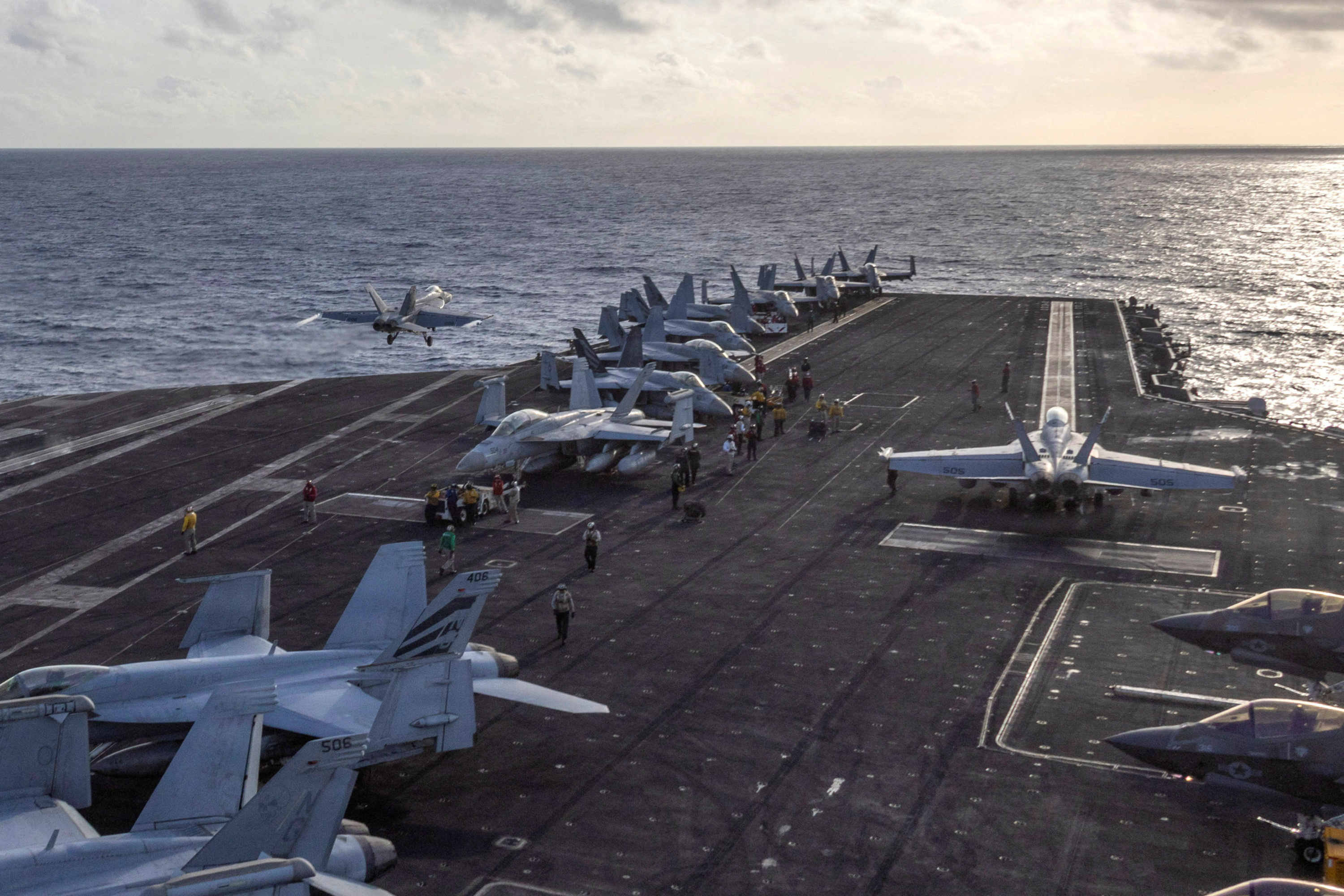 «Il est peut-être traité comme un criminel» : un marin de l’USS Abraham Lincoln réagit à l’arrestation de son père par la police de l’immigration