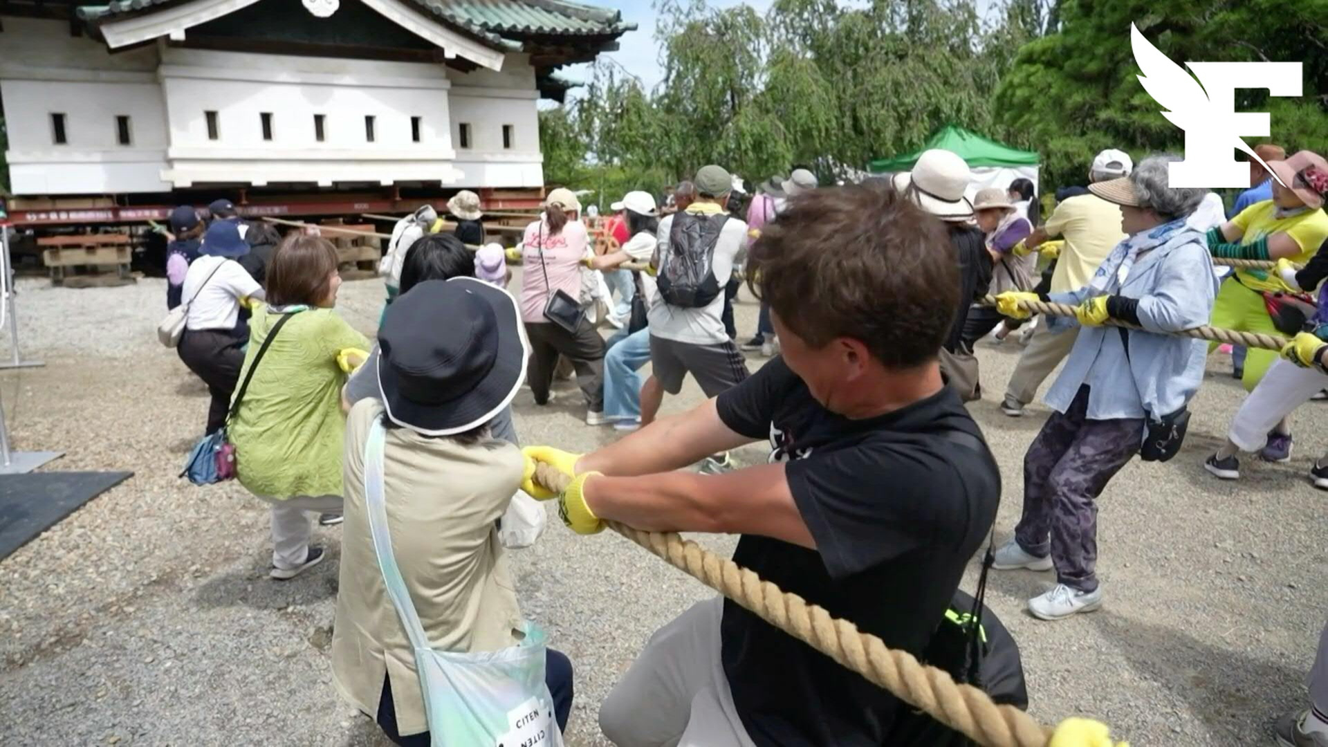 Japon : des milliers de personnes se rassemblent pour tirer un château du XVIIe siècle à bout de bras