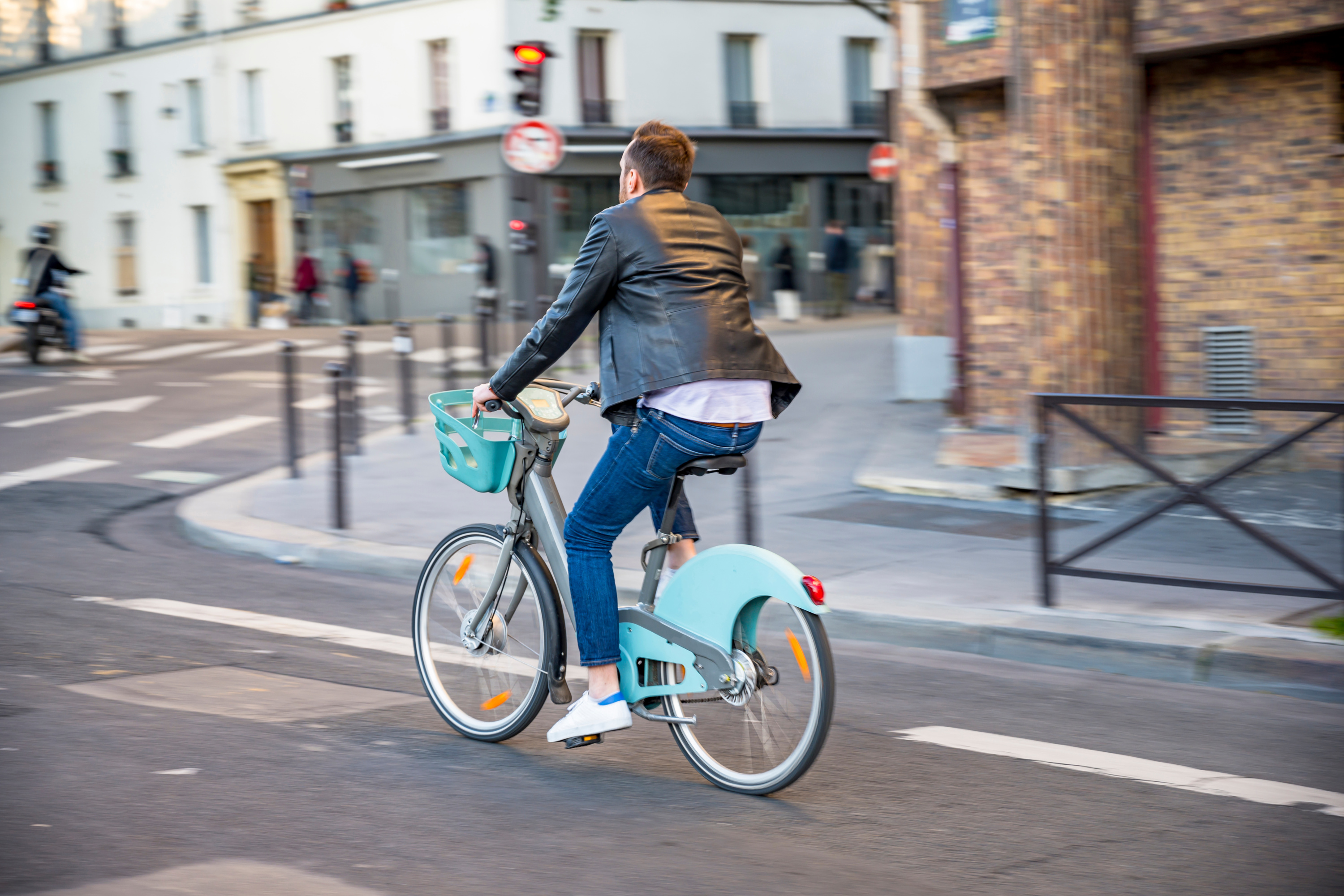 Paris : un automobiliste poignarde un cycliste au cou après un différend routier, son pronostic vital engagé
