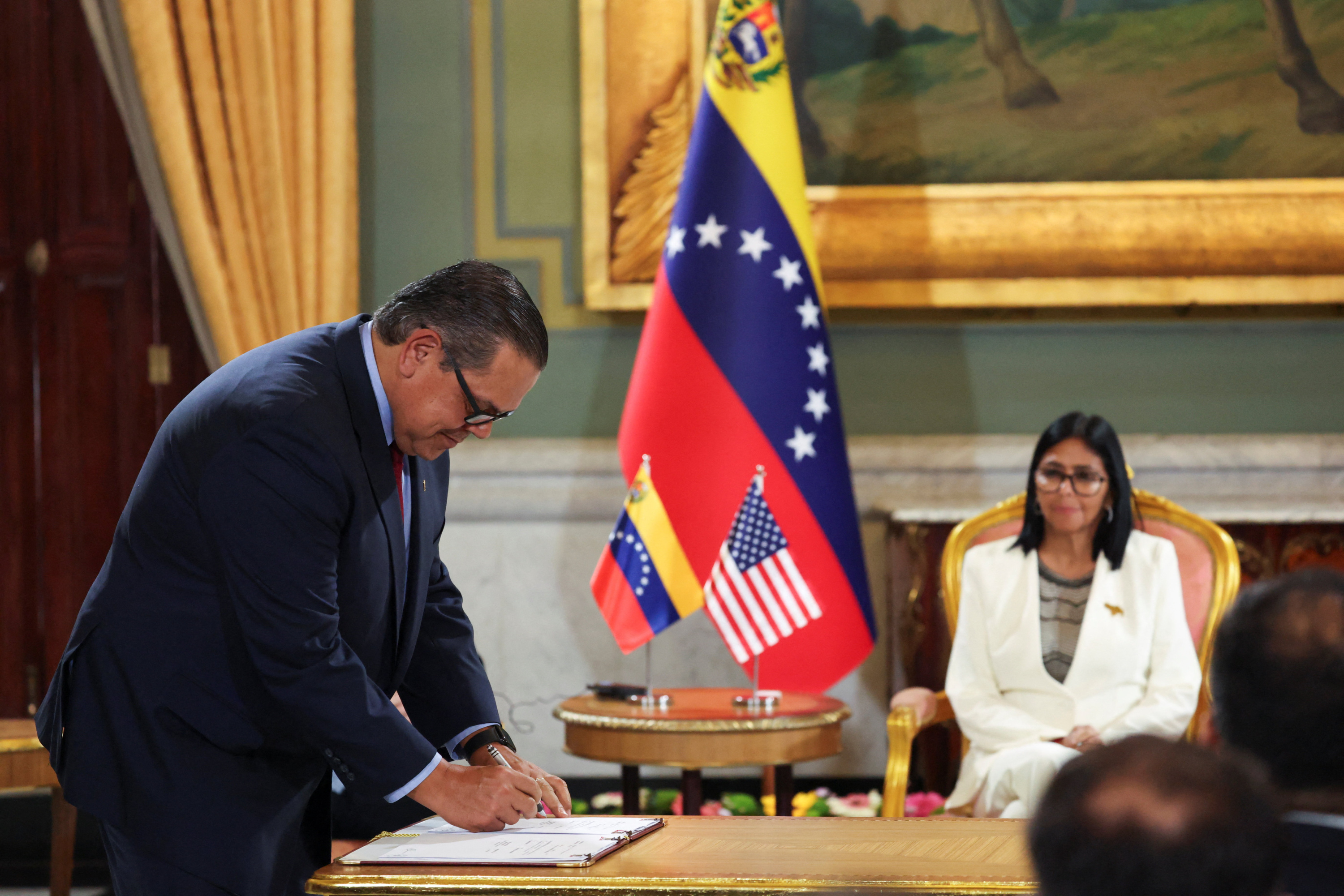 «Des dizaines de milliards de dollars d’investissements» : Washington et Caracas signent de nouveaux accords énergétiques