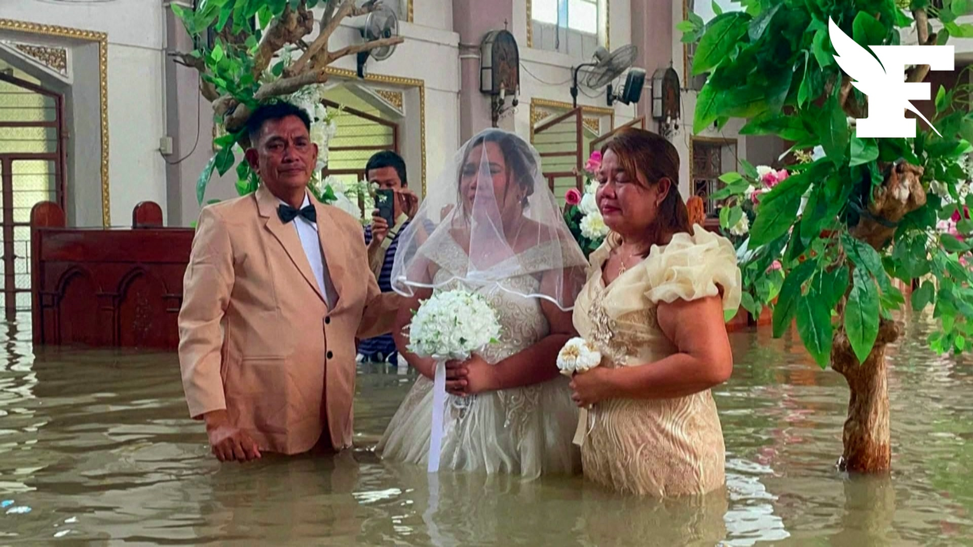 Philippines : «La mariée a même fait retoucher sa robe», quand un couple se dit «oui» dans une église complètement inondée thumbnail