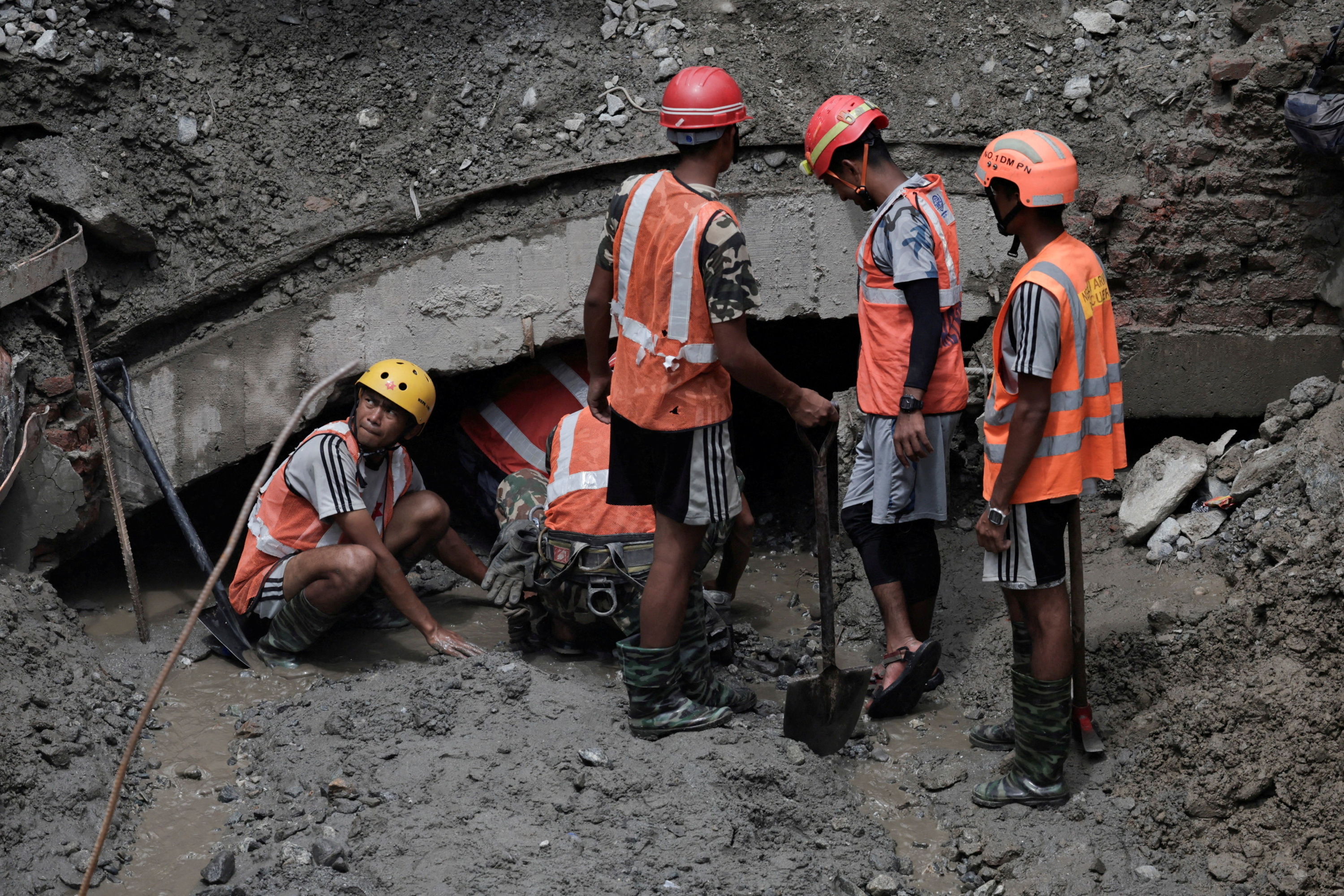«On vient vous sauver» : neuf jours après la crue dévastatrice au Népal, les secours parviennent à extraire deux ouvriers vivants d'un tunnel