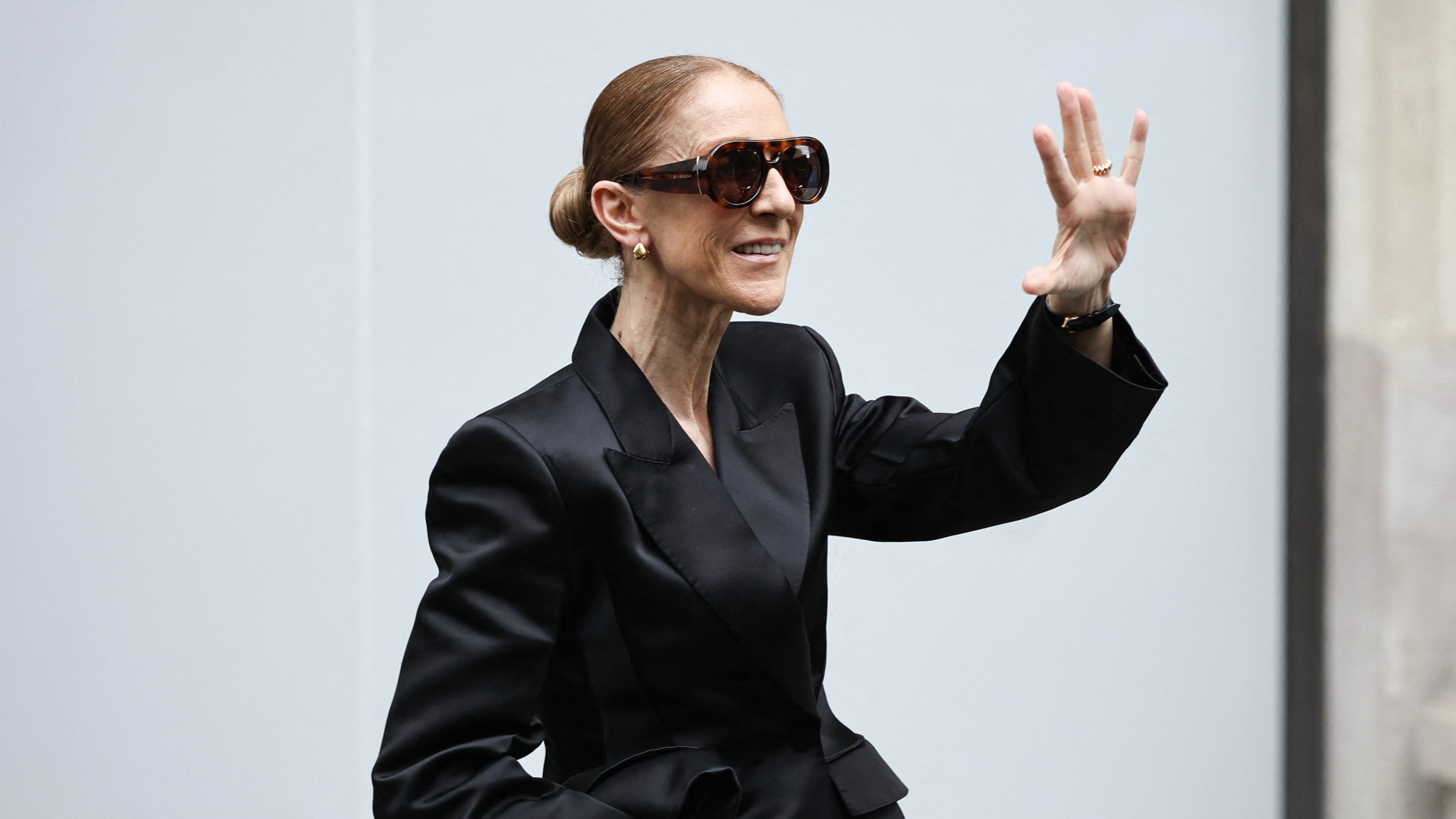 Céline Dion entonne Ziggy et esquisse des pas de danse pour ses fans devant son hôtel parisien thumbnail