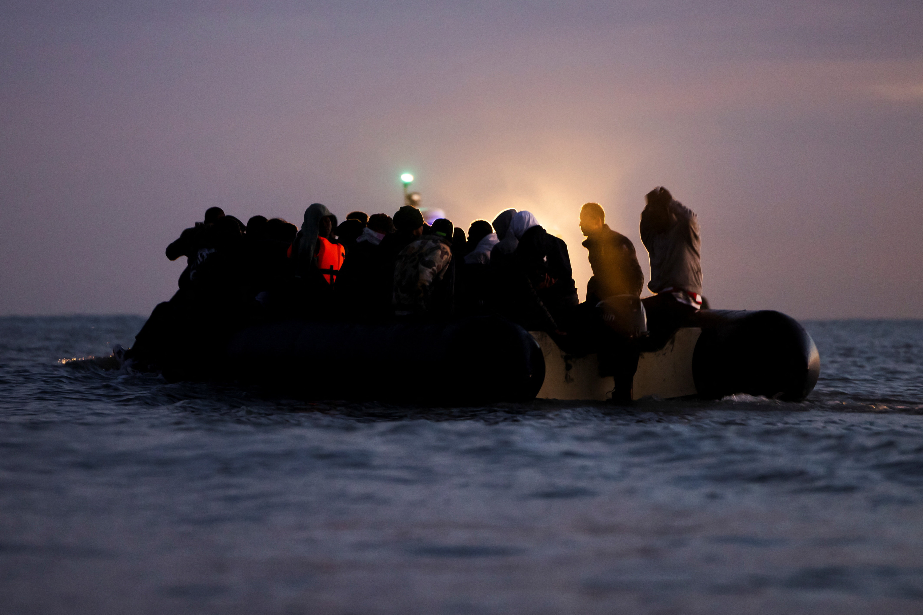 Royaume-Uni : des centaines de manifestants anti-immigration tentent d’empêcher à Portsmouth le transfert de migrants arrivés par la Manche 縮圖