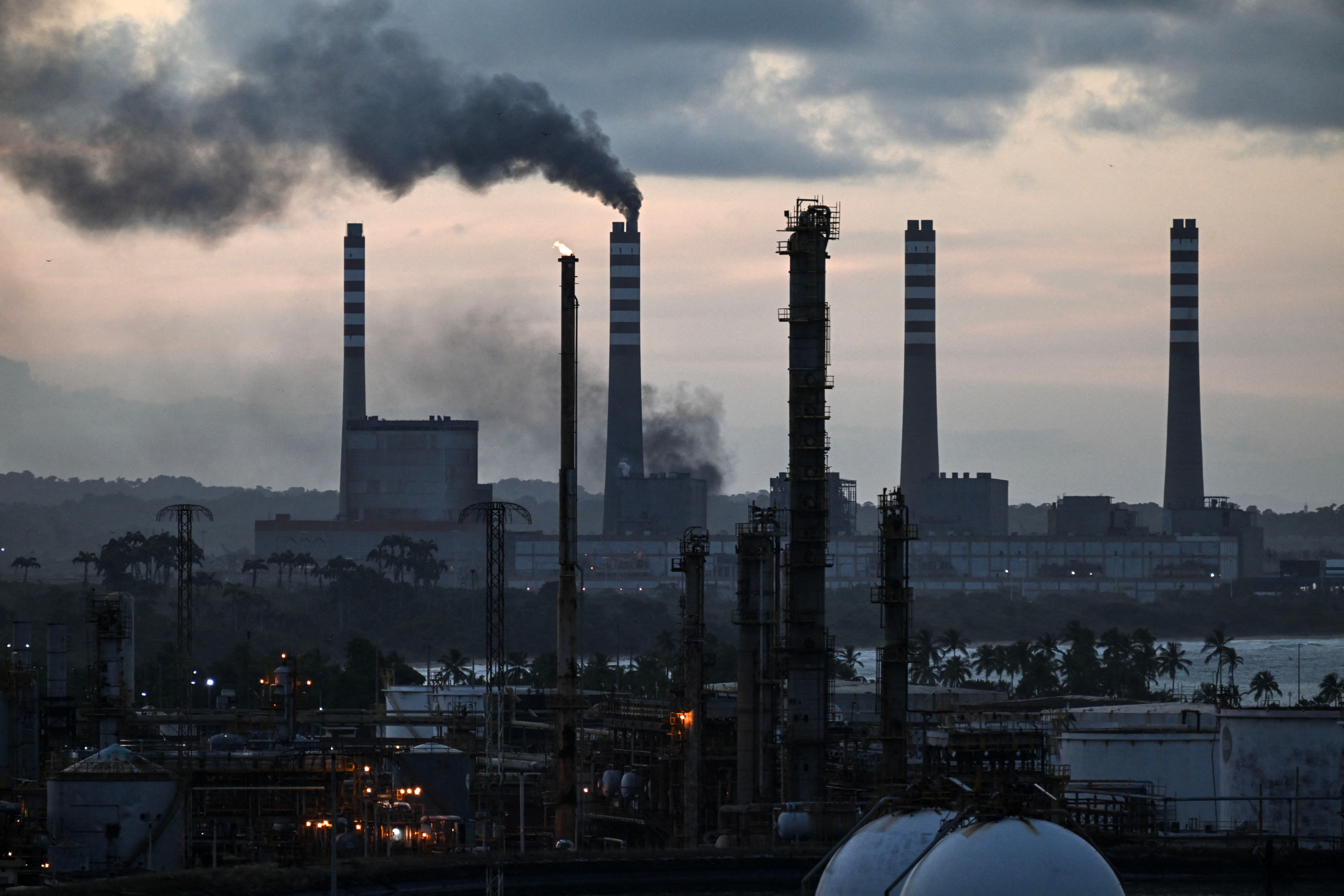 Adoubé par Donald Trump, Alejandro Betancourt, l’homme derrière le «plus grand accord pétrolier de l’histoire mondiale» 썸네일