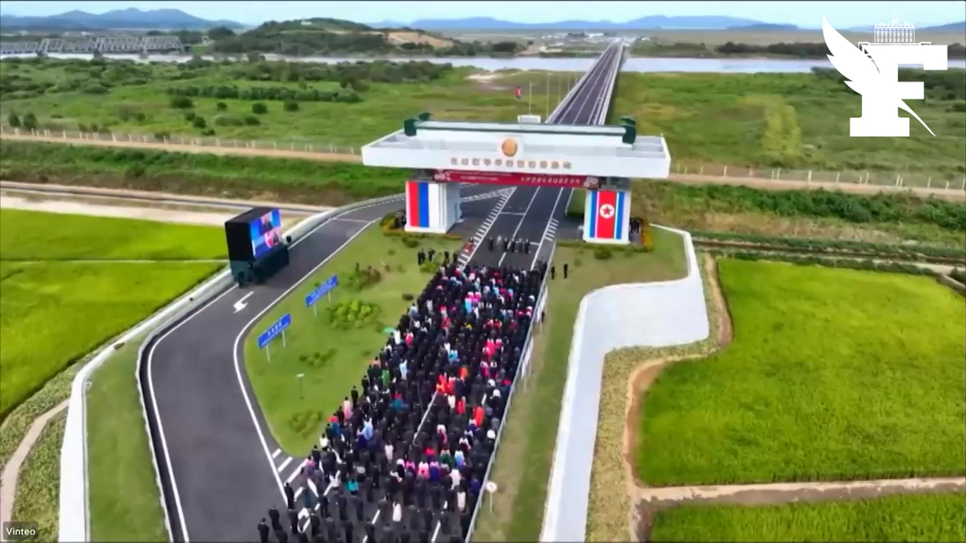 «Des relations éternelles comme le courant du fleuve» : la Russie et la Corée du Nord inaugurent le premier pont routier reliant les deux pays Thumbnail