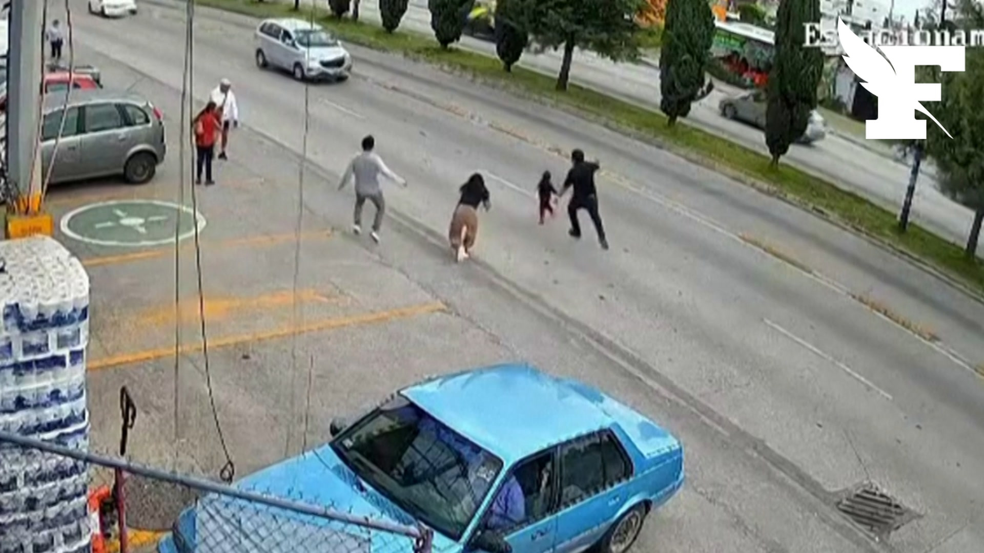Mexique : une caméra filme l’intervention héroïque d’un homme se jetant sur la route pour sauver une enfant