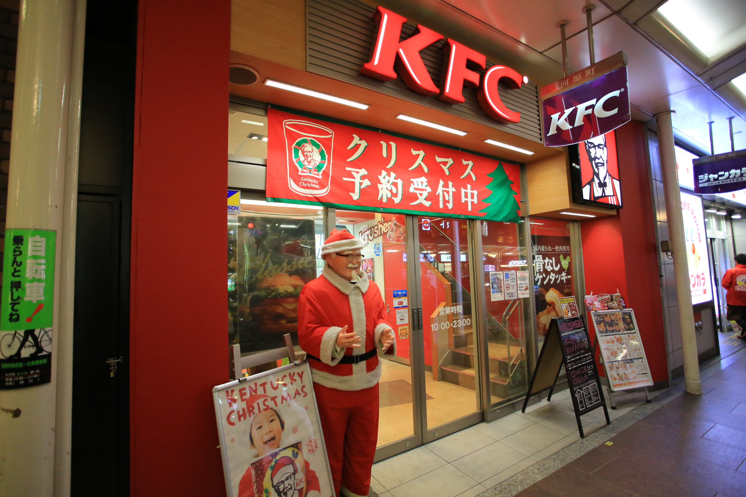 En Italie, KFC offre du poulet frit à vie aux clients qui se font tatouer la marque miniatura