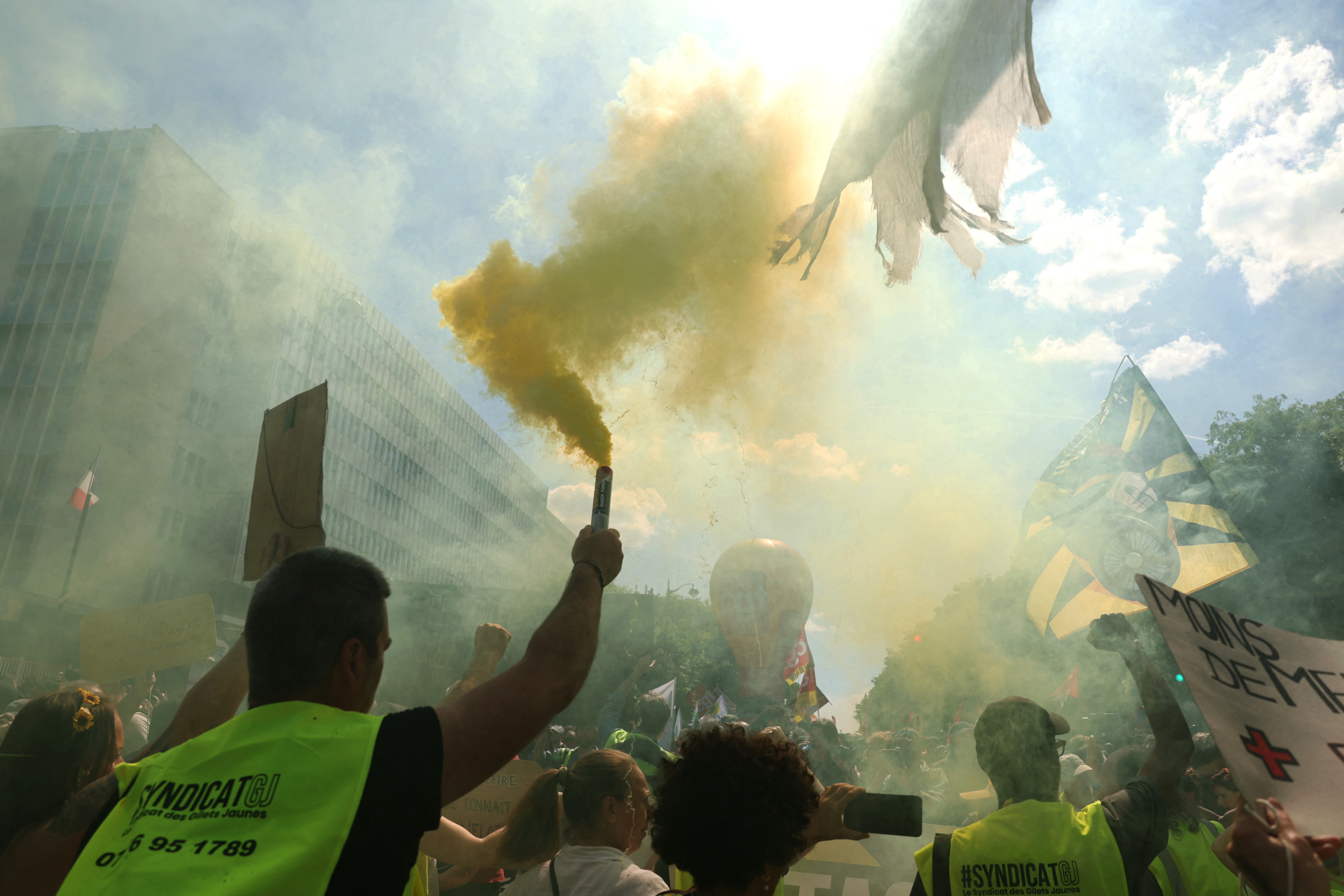 Prix des carburants : sur les réseaux sociaux, des affiches appellent au retour des gilets jaunes et évoquent une manifestation le 17 octobre