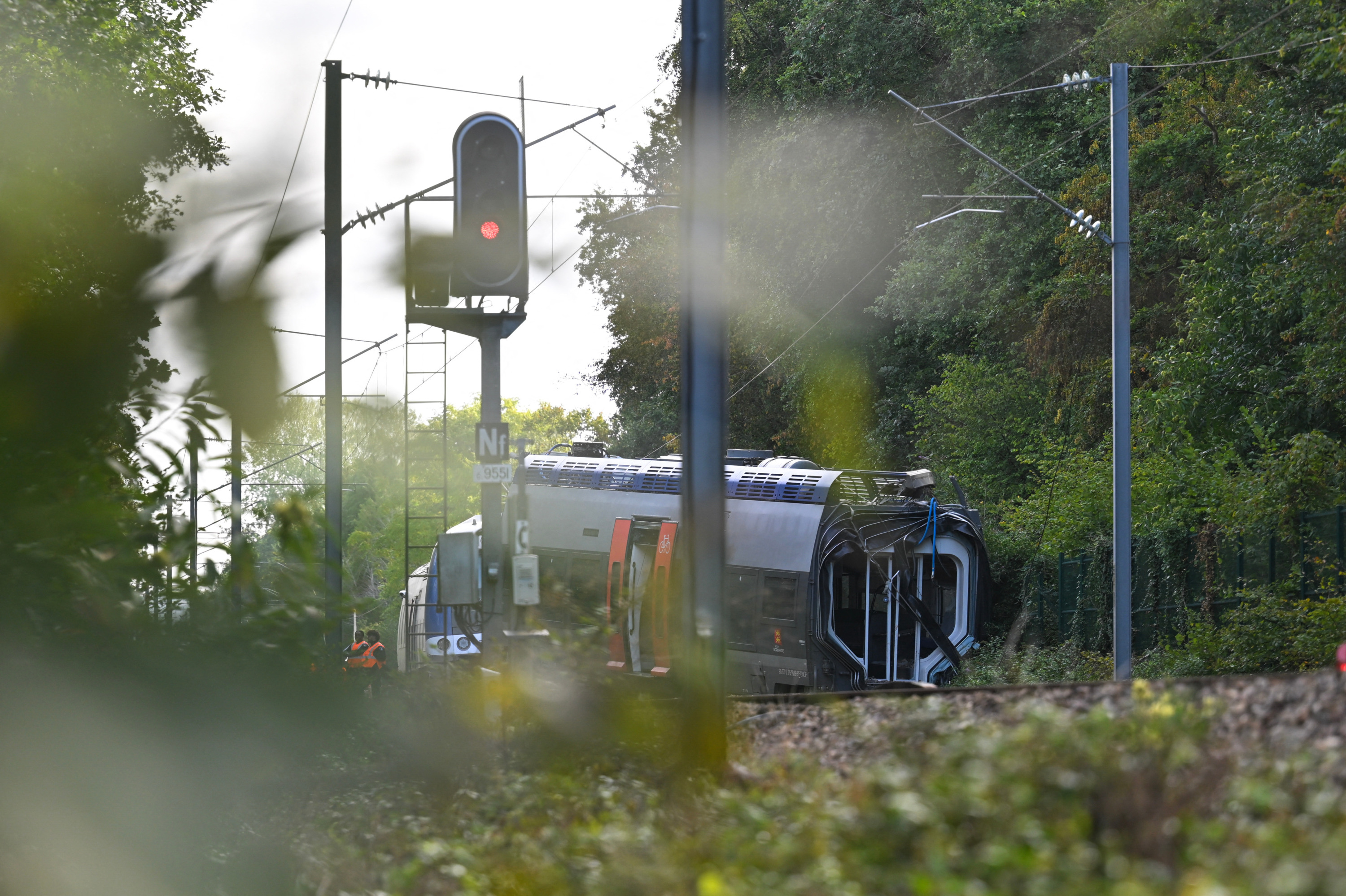 «Un bruit énorme», des vitres qui volent en éclats : les passagers racontent le déraillement du train Rouen-Caen