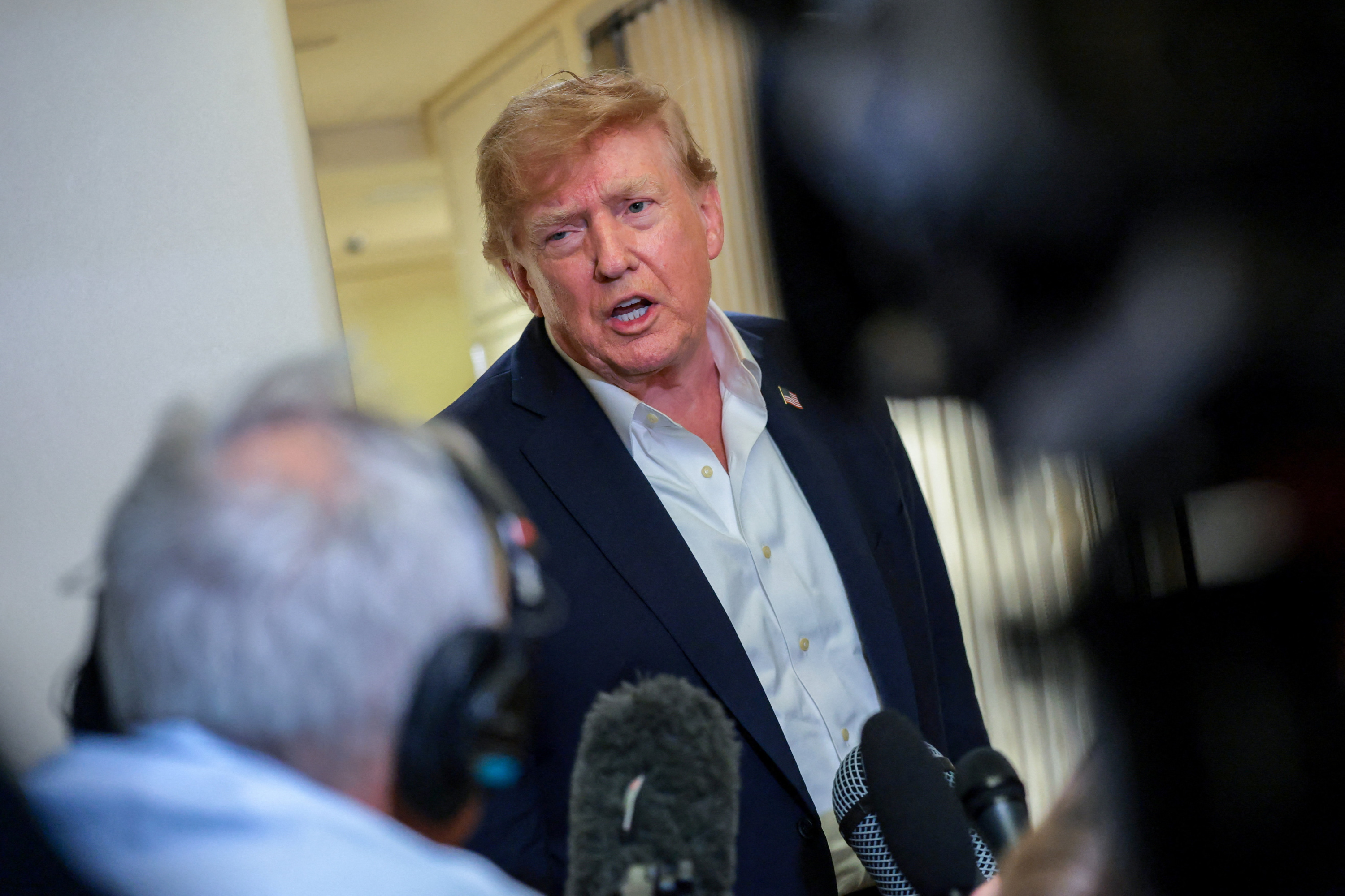 Donald Trump fustige une «conspiration malsaine» contre l'IA