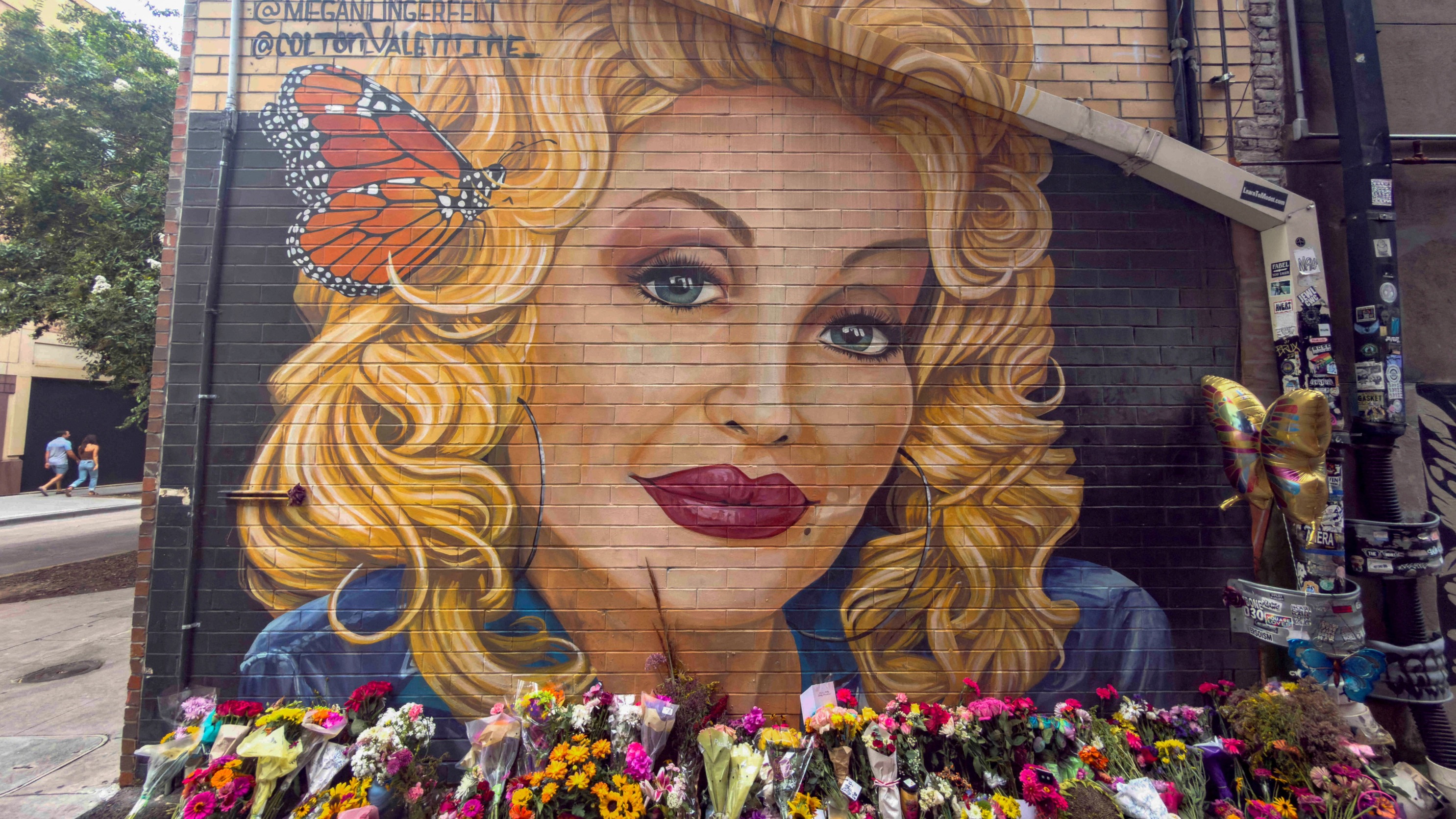 L’aéroport de Nashville renommé en hommage à Dolly Parton, enfant du pays et reine de la country