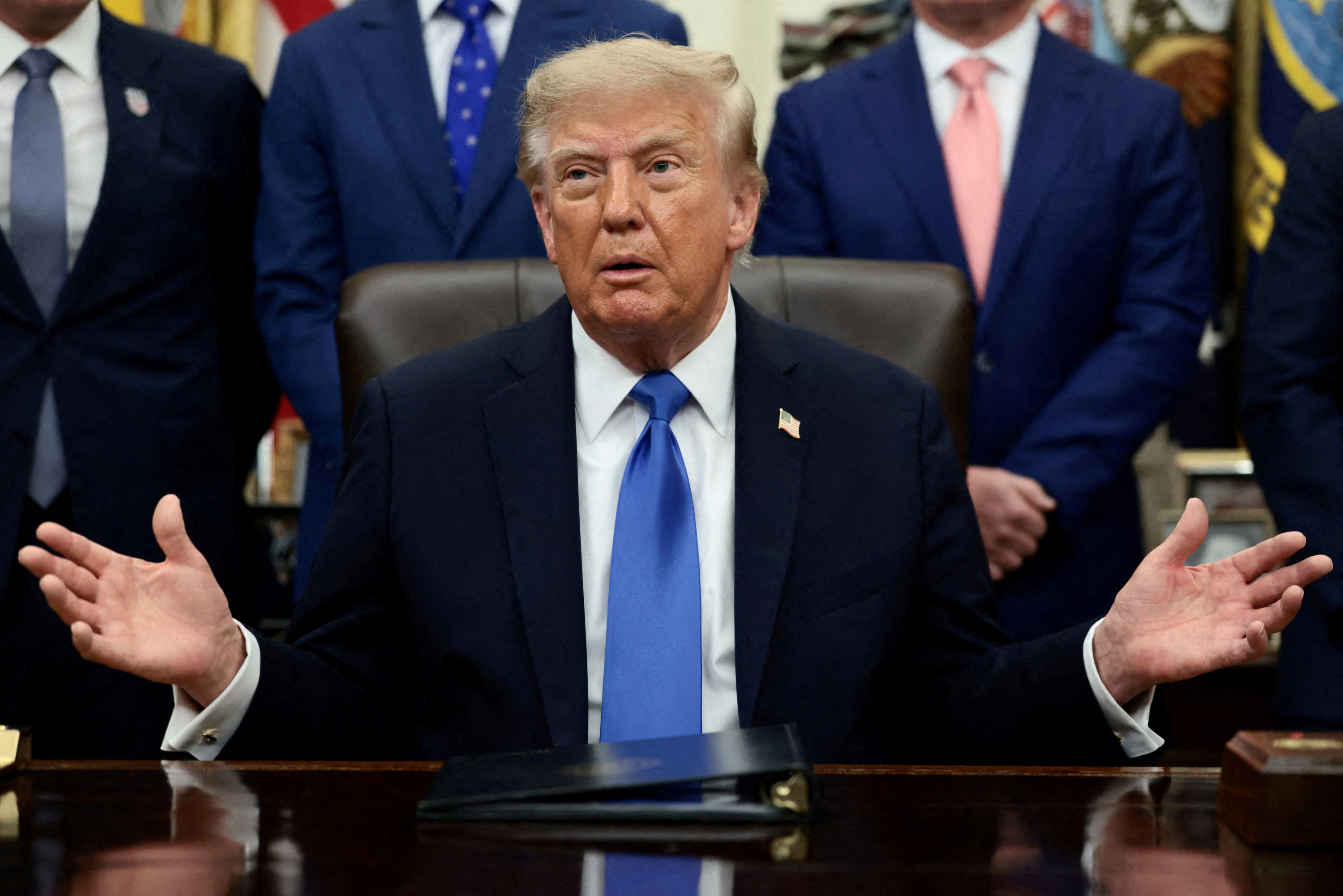 «C’est un CANULAR» : Donald Trump fustige l’affirmation selon laquelle l’IA pourrait détruire l’humanité et critique Google