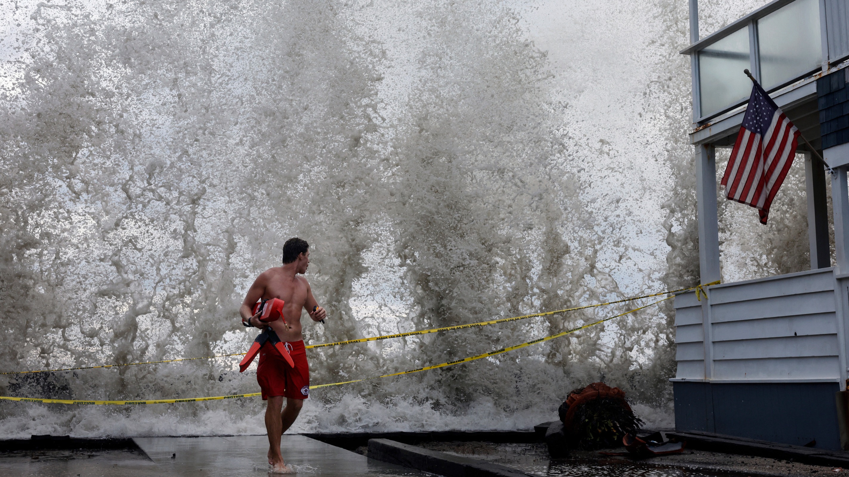 Un festival de Santa Monica annulé en raison de vagues de plus de 4 mètres qui érodent la côte