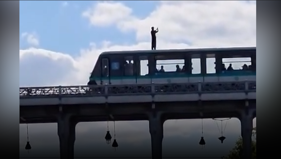 En pleine journée, un homme aperçu marchant sur le toit d’un métro près de la Tour Eiffel