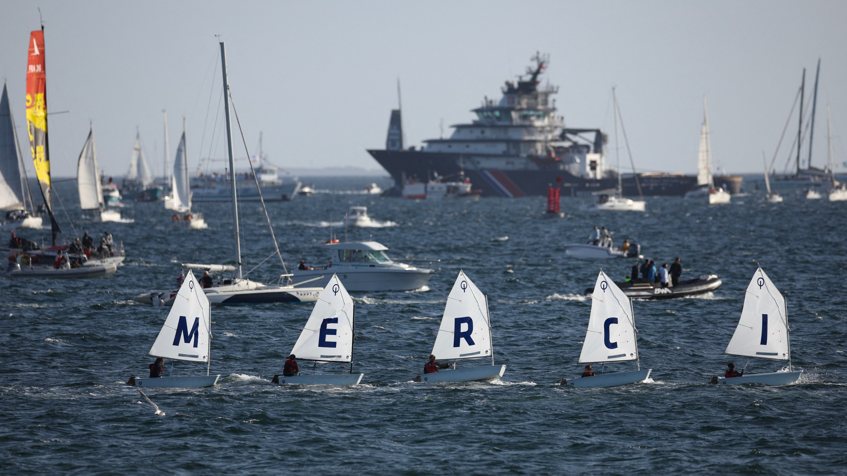 Discours émouvants, minute de bruit, Patrouille de France… Concarneau rend un magnifique hommage à Charlie Dalin (vidéo)
