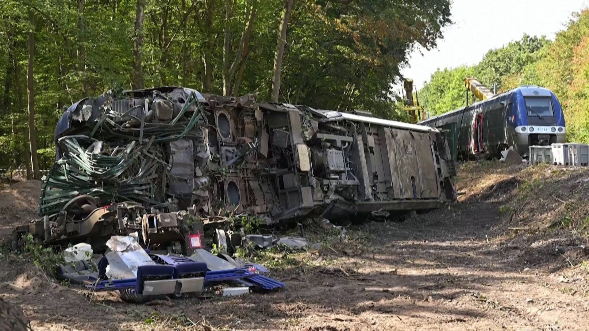 200 personnes mobilisées, plusieurs semaines de travaux prévues… Comment la SNCF travaille à rétablir la circulation après le déraillement d’un train en Normandie ?