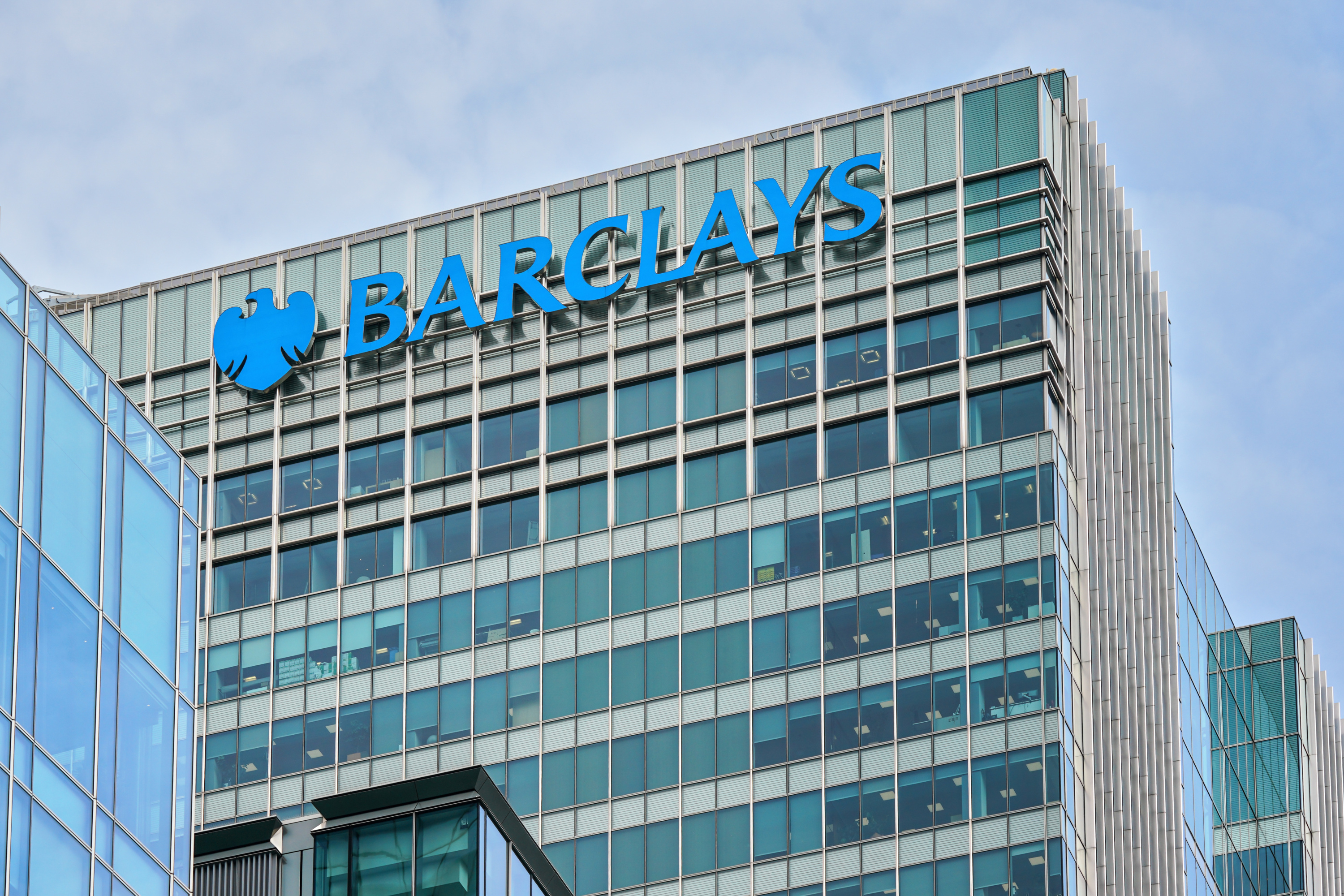 «La direction veut régler un problème qui n’existe pas» : la révolte des salariés de la banque Barclays face au rétropédalage sur le télétravail