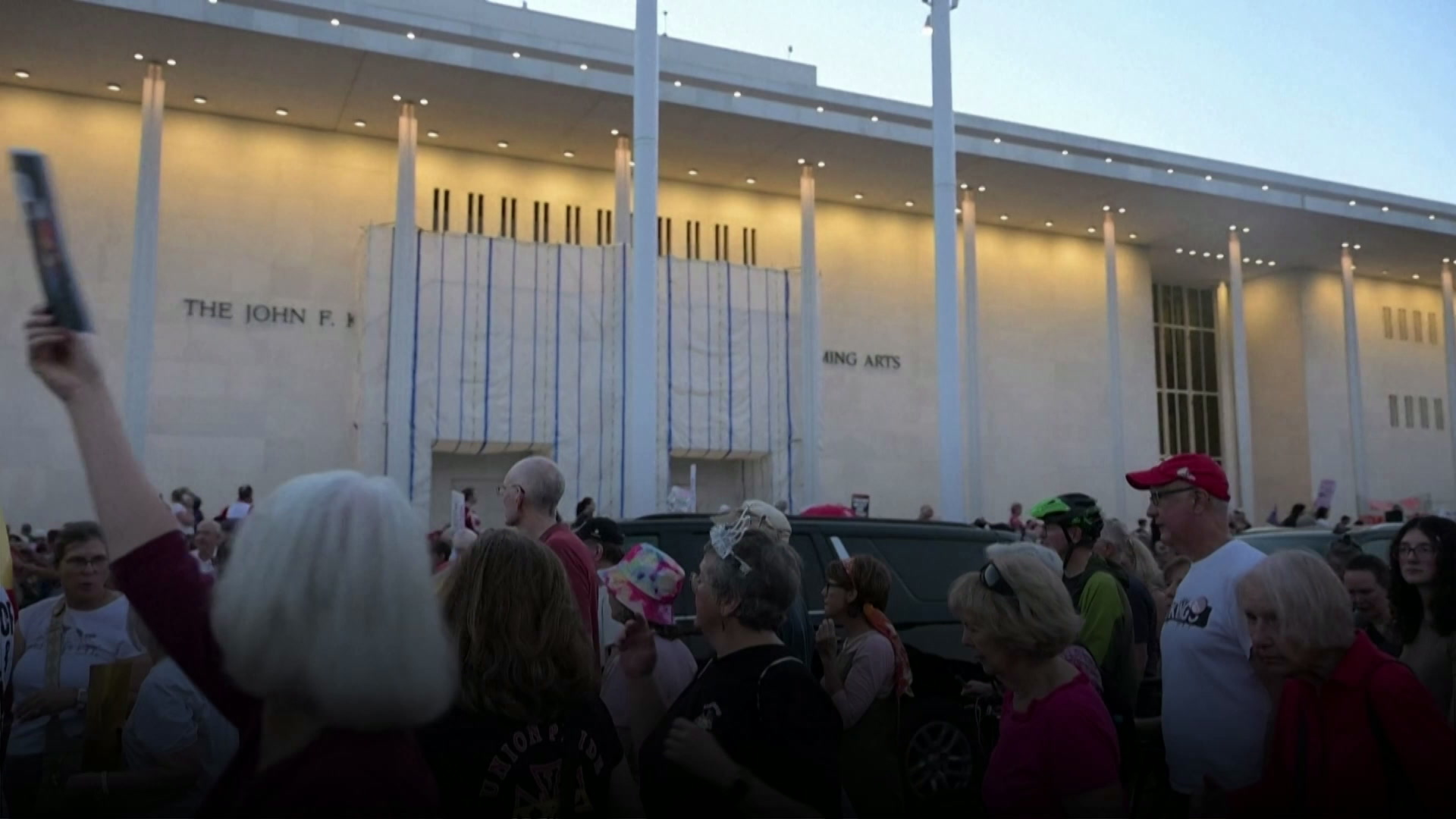 «Pas touche au Kennedy Center» : plus d’un millier de personnes ont manifesté face aux assauts de Donald Trump