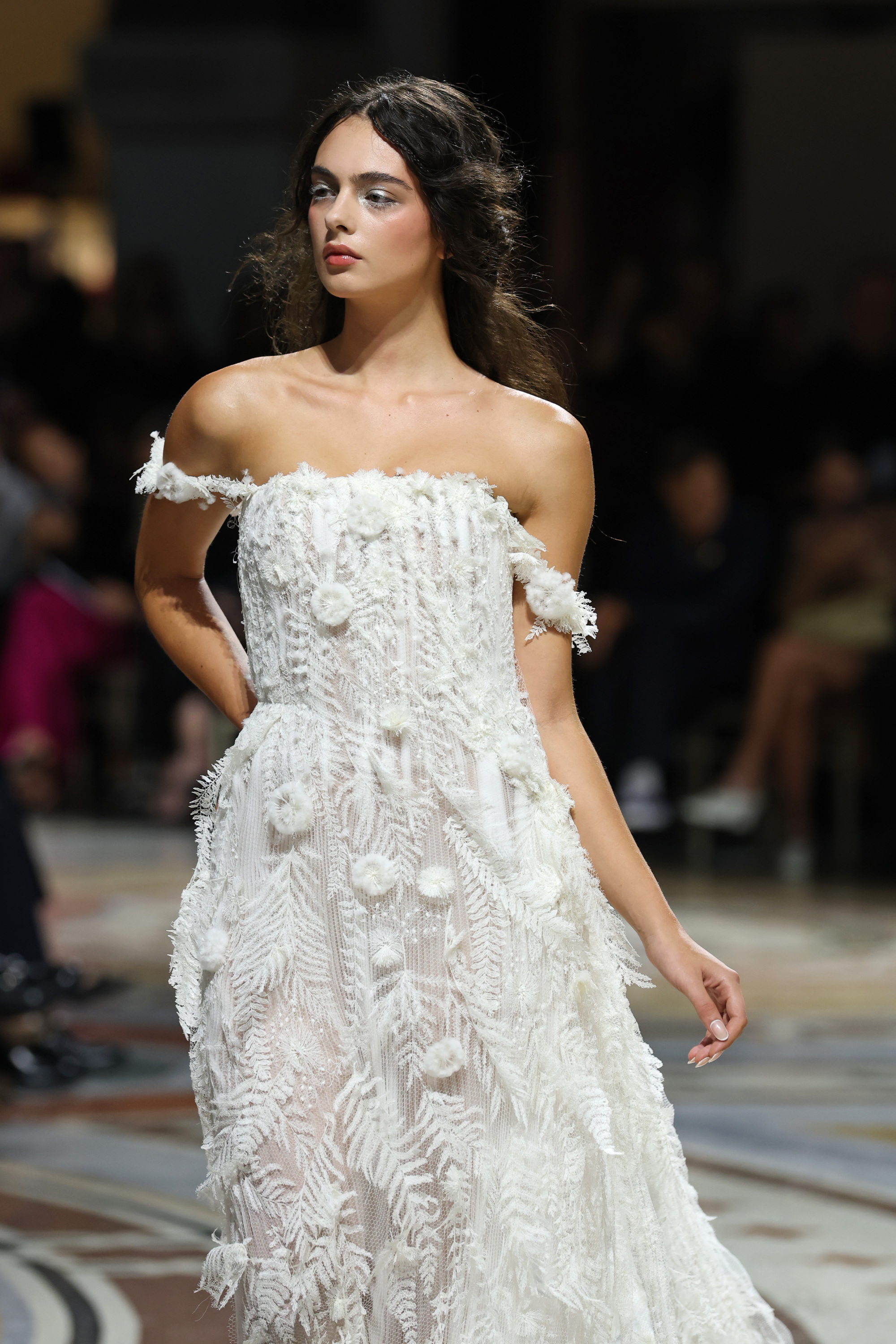 L’apparition divine de Deva Cassel en robe de mariée sous le regard de sa mère, Monica Bellucci