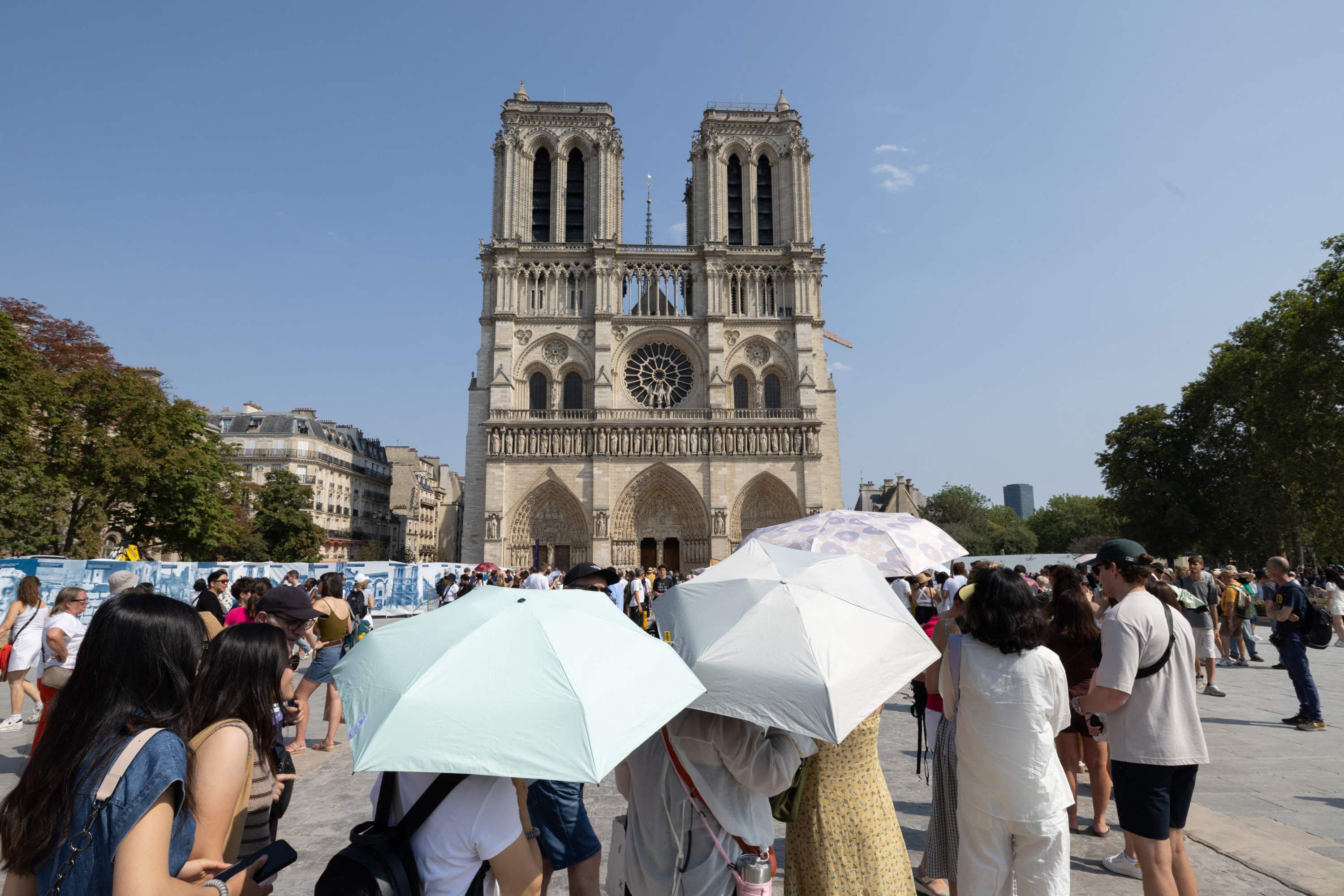 Visite de Léon XIV : les images des cloches des églises qui sonnent partout en France pour célébrer l’arrivée du pape