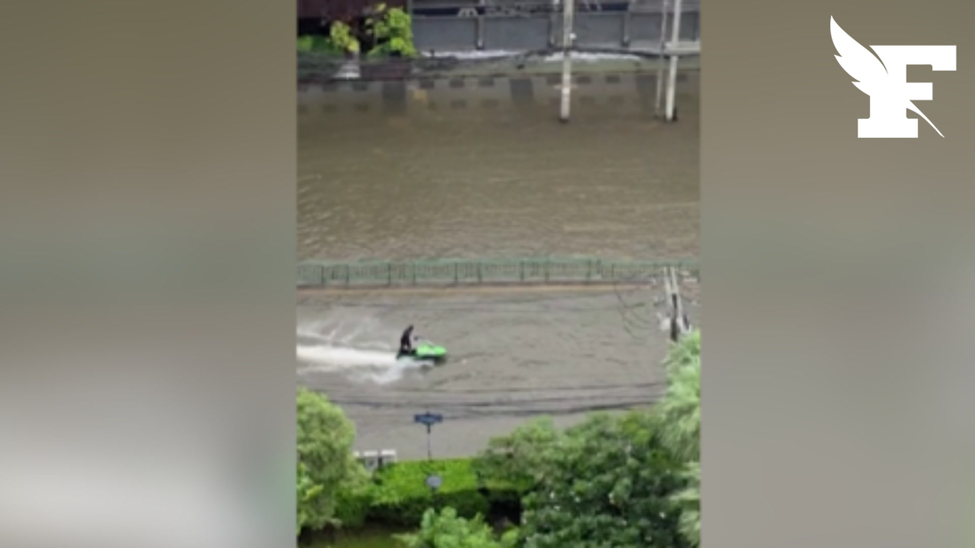 Bangkok : les jet-skis ont remplacé les voitures dans les rues inondées de la capitale thaïlandaise