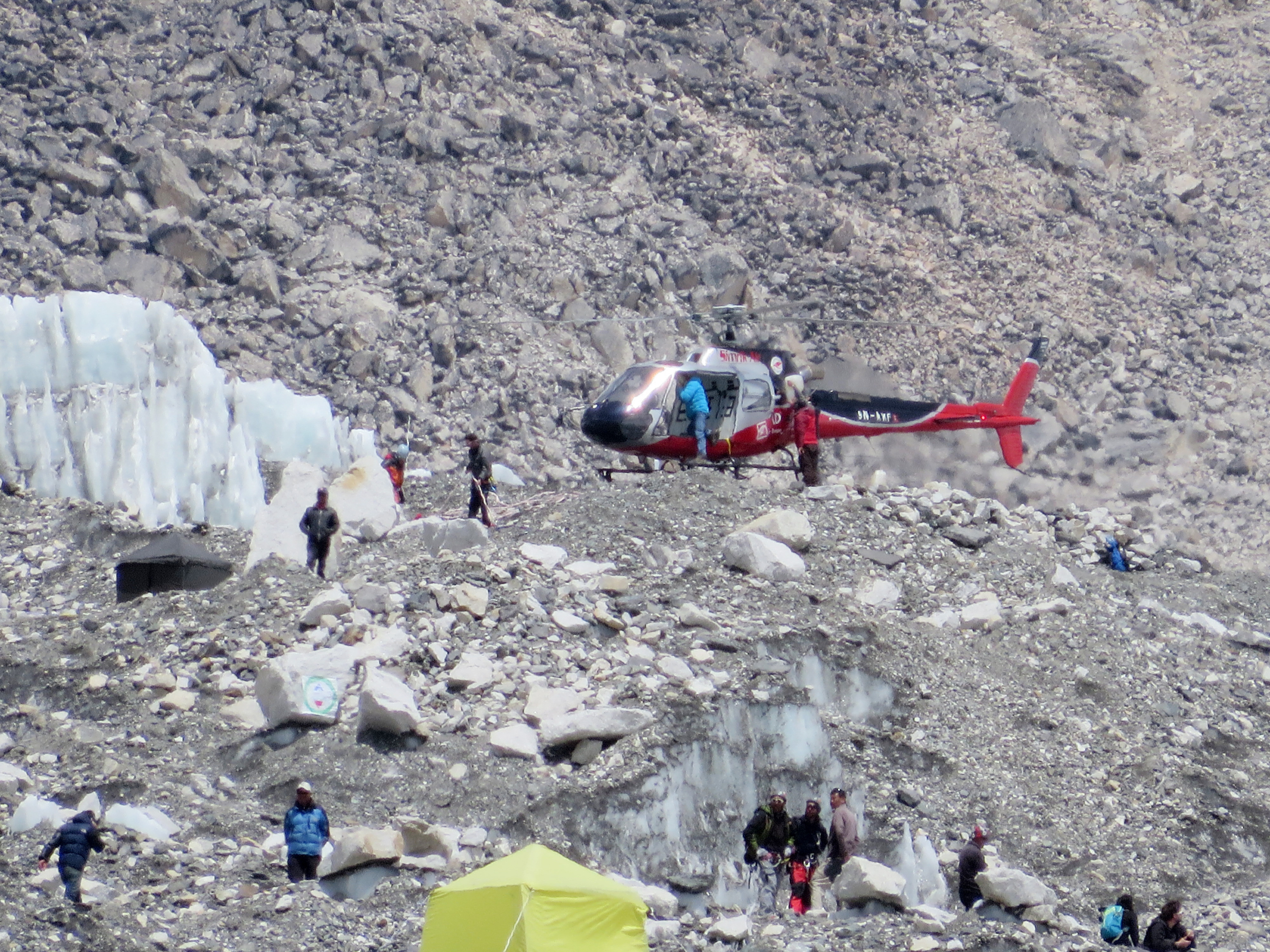 Népal : deux morts et 14 disparus après une avalanche qui a balayé un camp de base à la frontière avec le Tibet