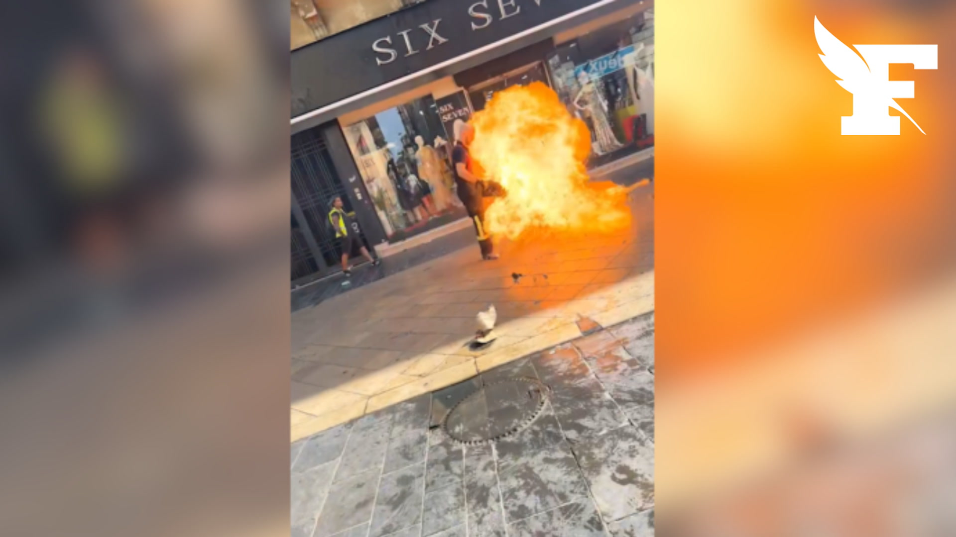 Devant un lycée bloqué à Bordeaux, l’explosion d’une barricade transforme un pompier en torche humaine