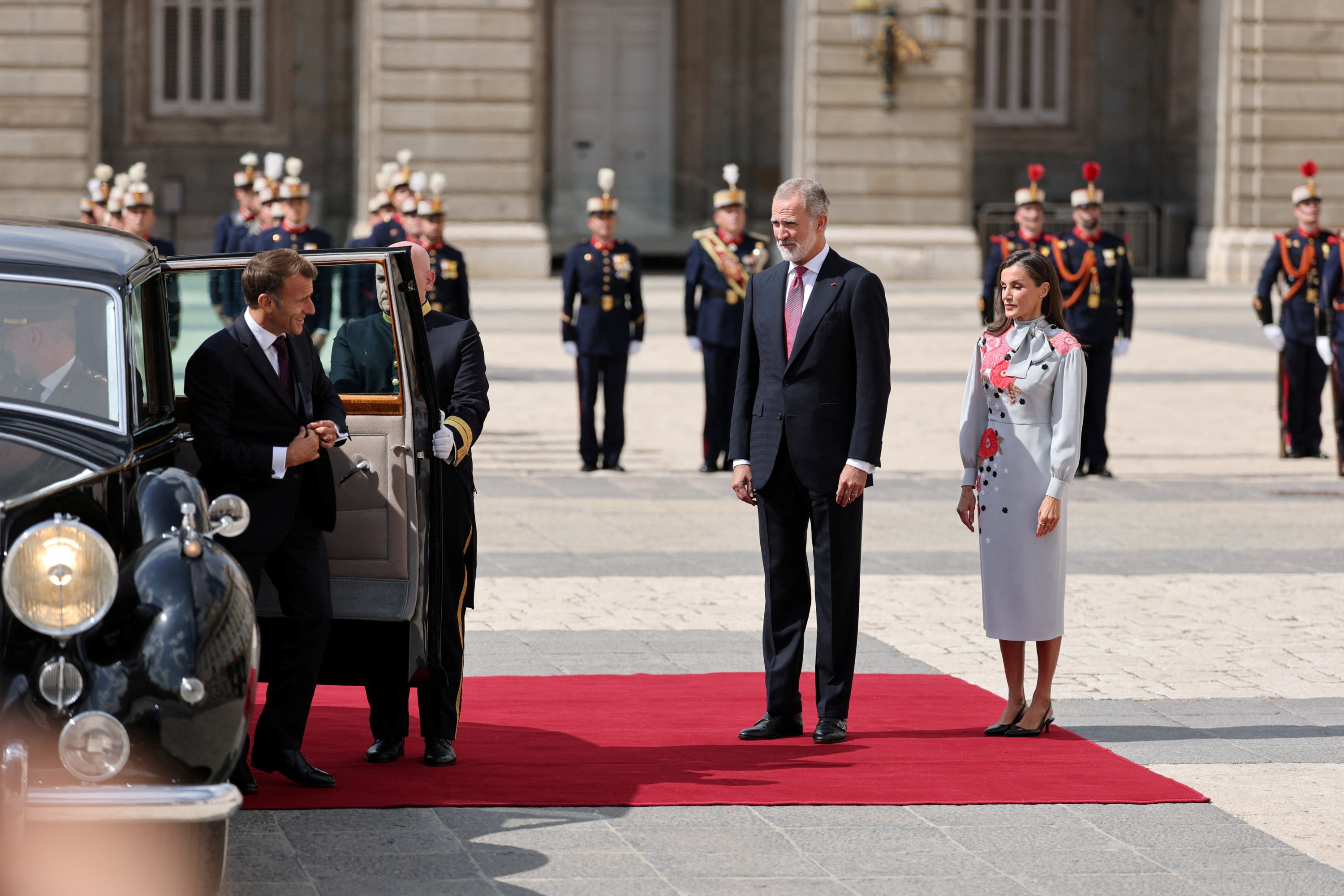 Avec une heure de retard et à l’arrière d’une Rolls-Royce rutilante… Le couple Macron entame sa visite d’État en Espagne