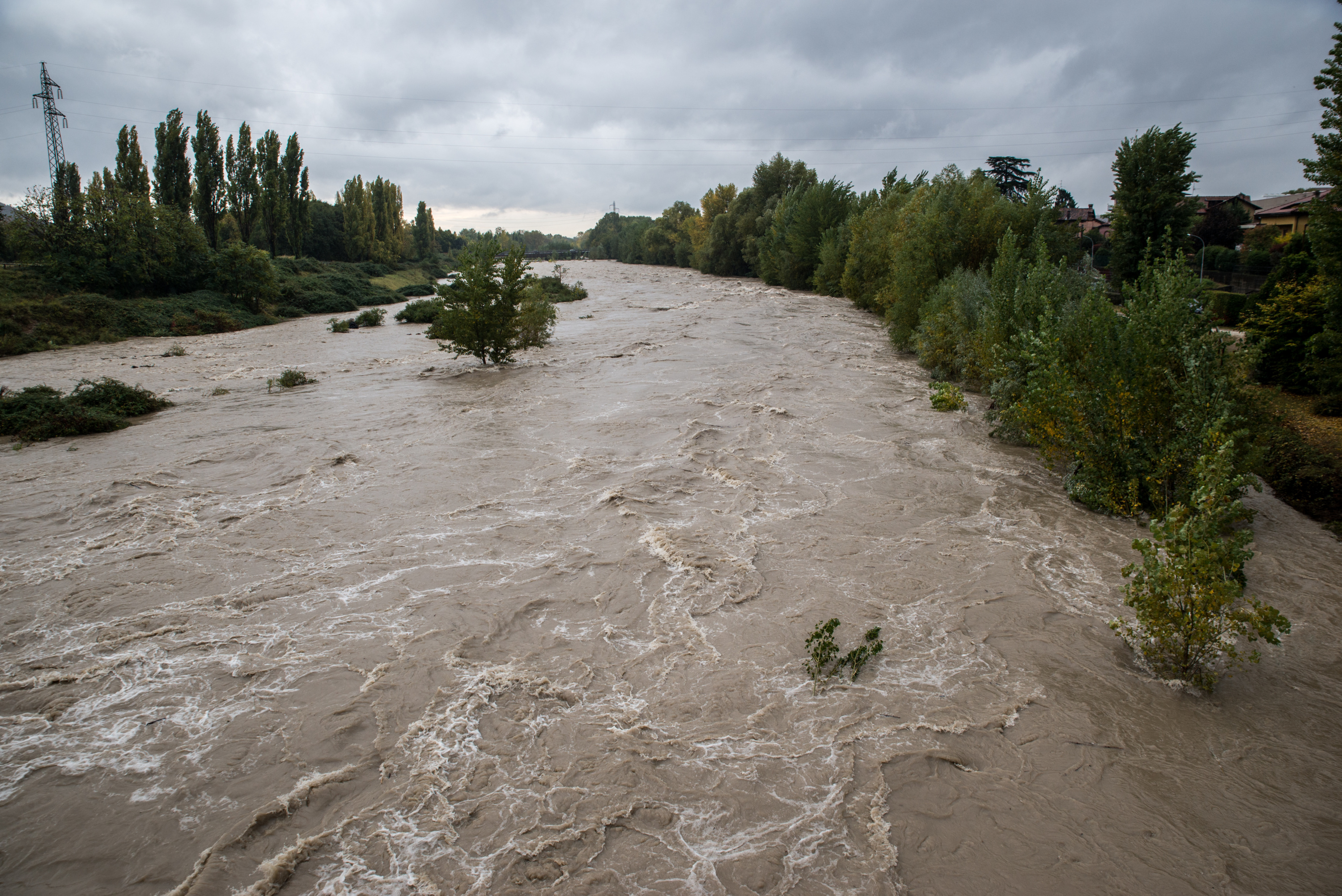 EN DIRECT Pluies et inondations : Des rivières en crue dans le Gard et l’Hérault, une jeune femme touchée par la foudre…