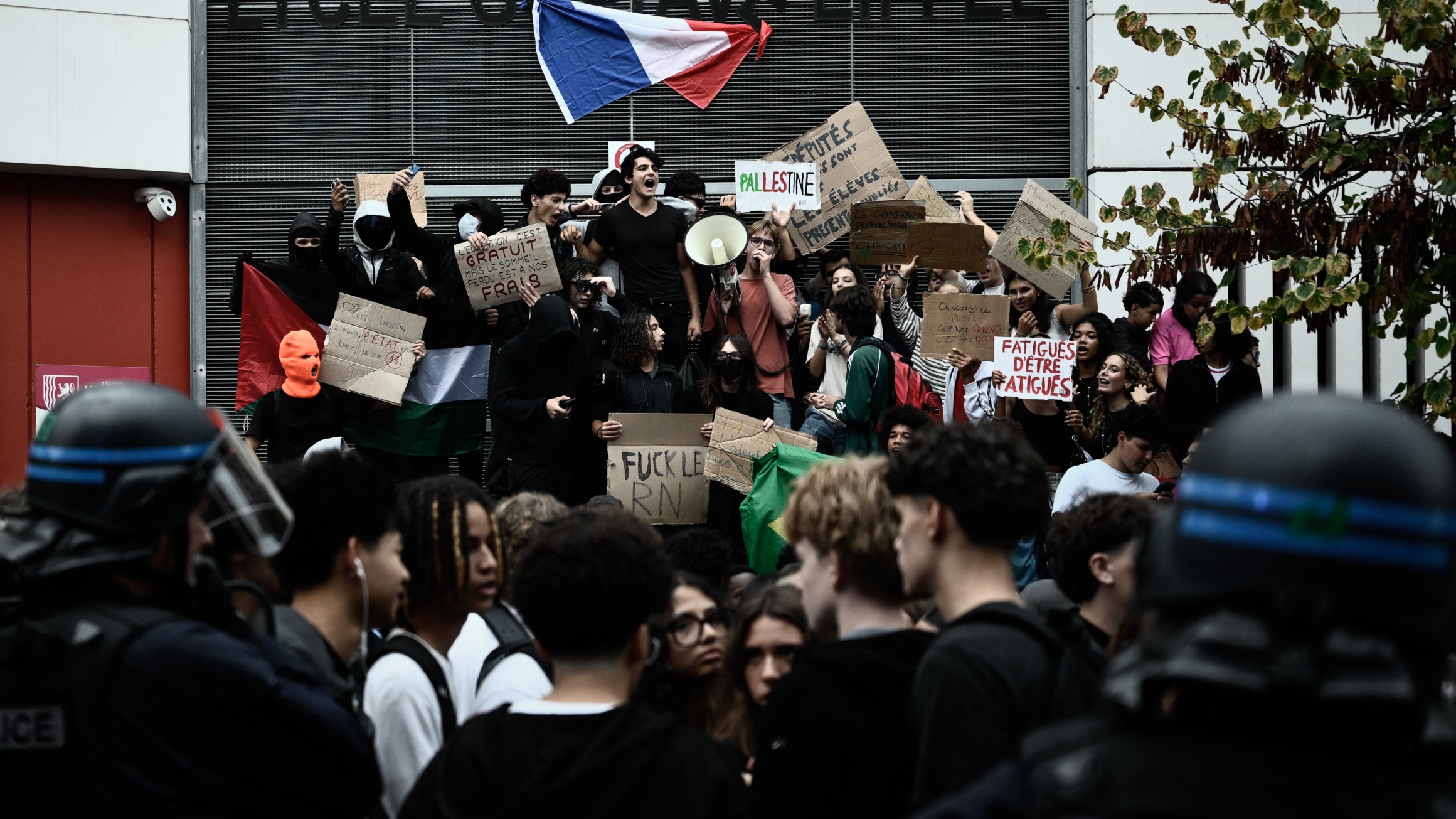 Blocus des lycées : un jeune homme hospitalisé à Tours après des blessures «compatibles» avec un tir de LBD, l’IGPN saisie