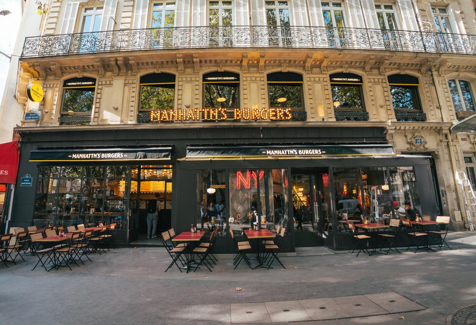 Place Saint-Michel, un restaurant de burger remplace désormais une célèbre librairie parisienne Gibert Jeune