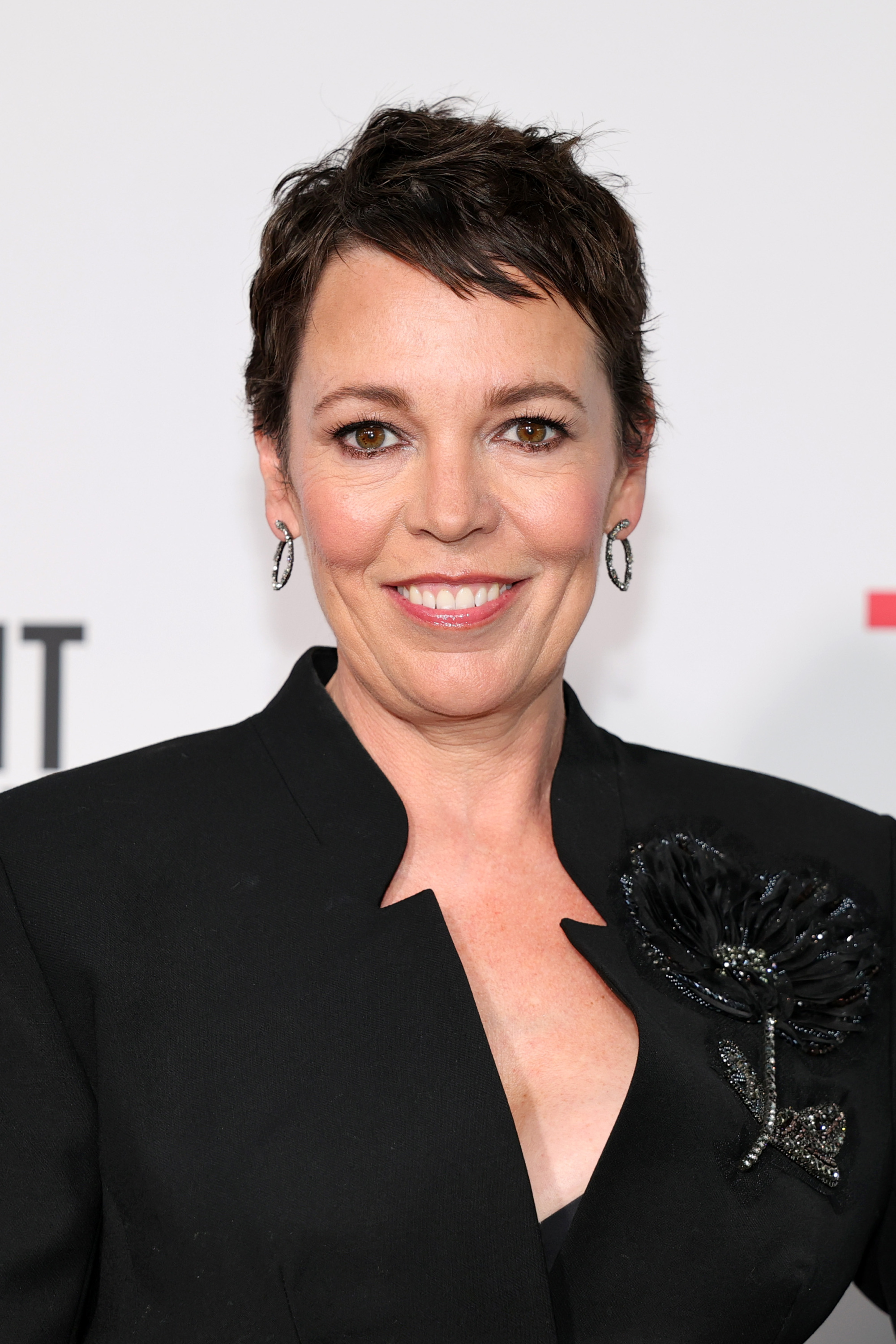 Olivia Colman et sa longue cascade de boucles grises : une métamorphose d’une folle élégance
