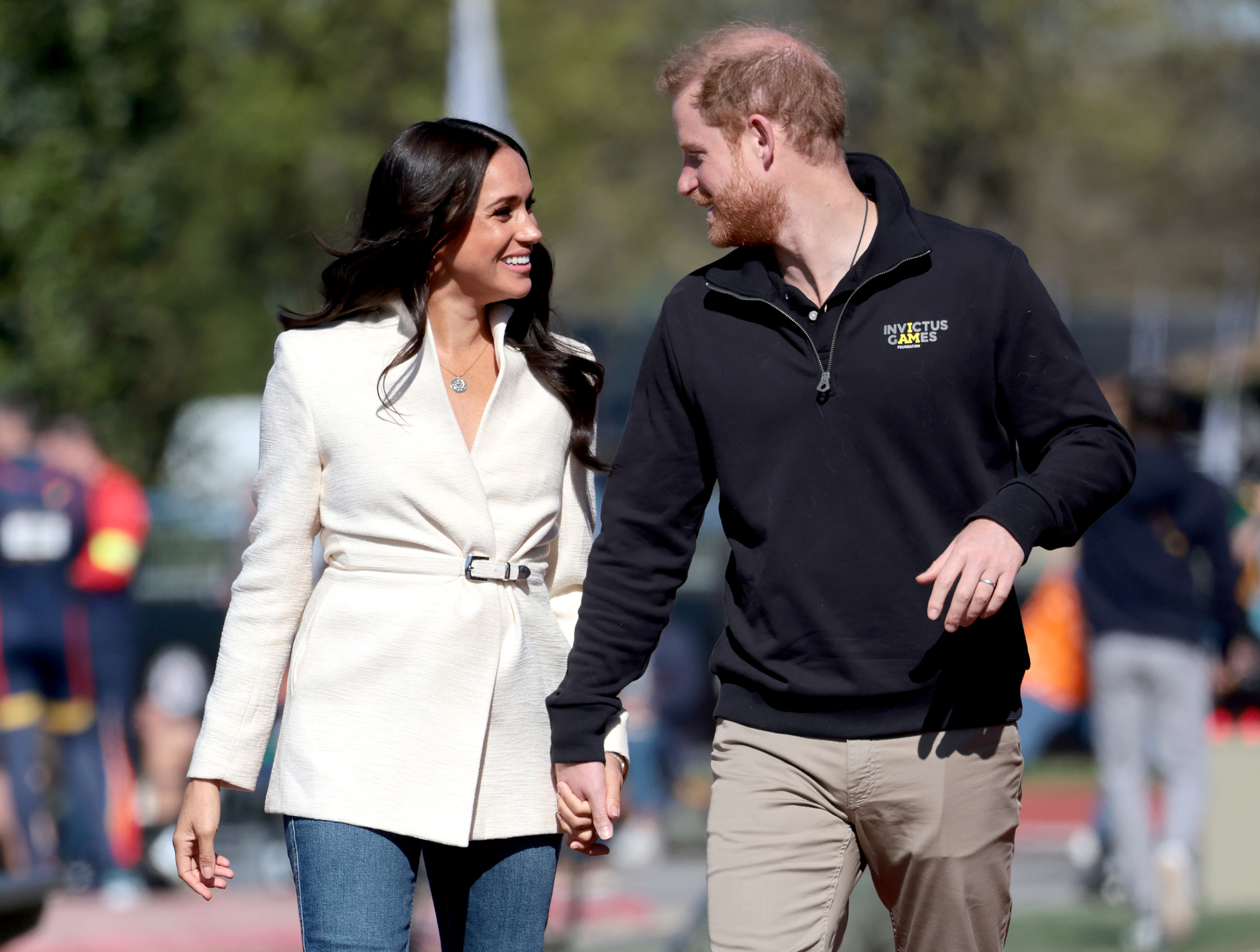 Harry et Meghan main dans la main dans les Cotswolds : une sortie complice pour désamorcer les polémiques ?
