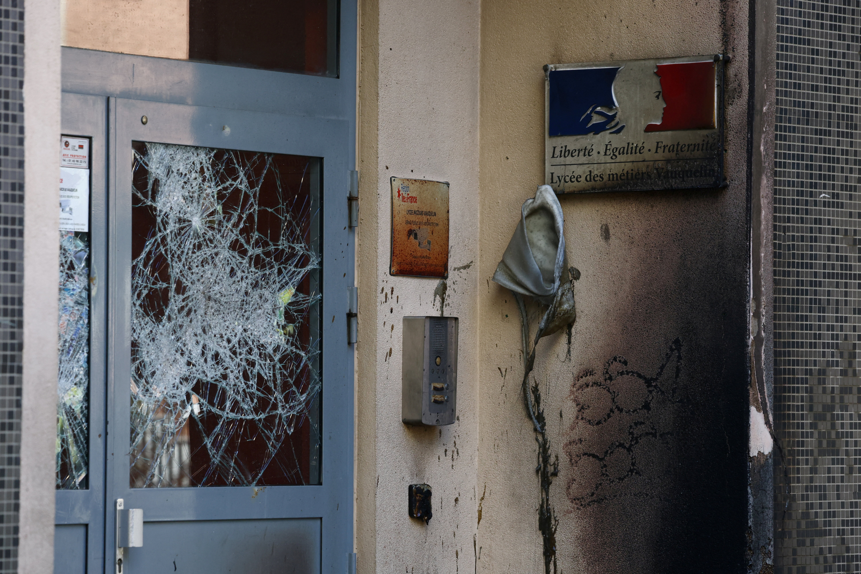 Façade incendiée, vélos saccagés, vitres brisées… Les images des dégradations au lycée Vauquelin de Paris